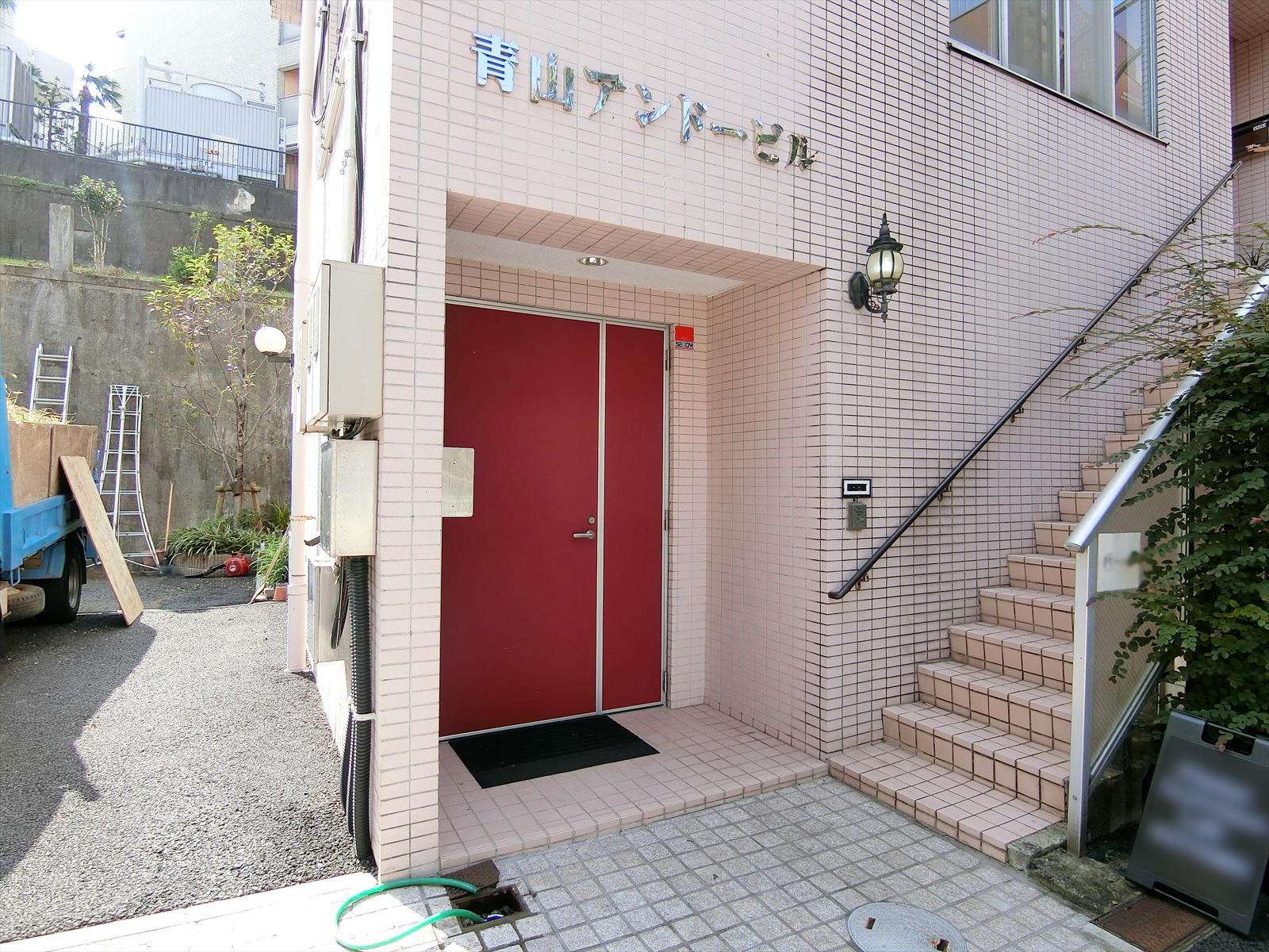 オフィスビル出入り口