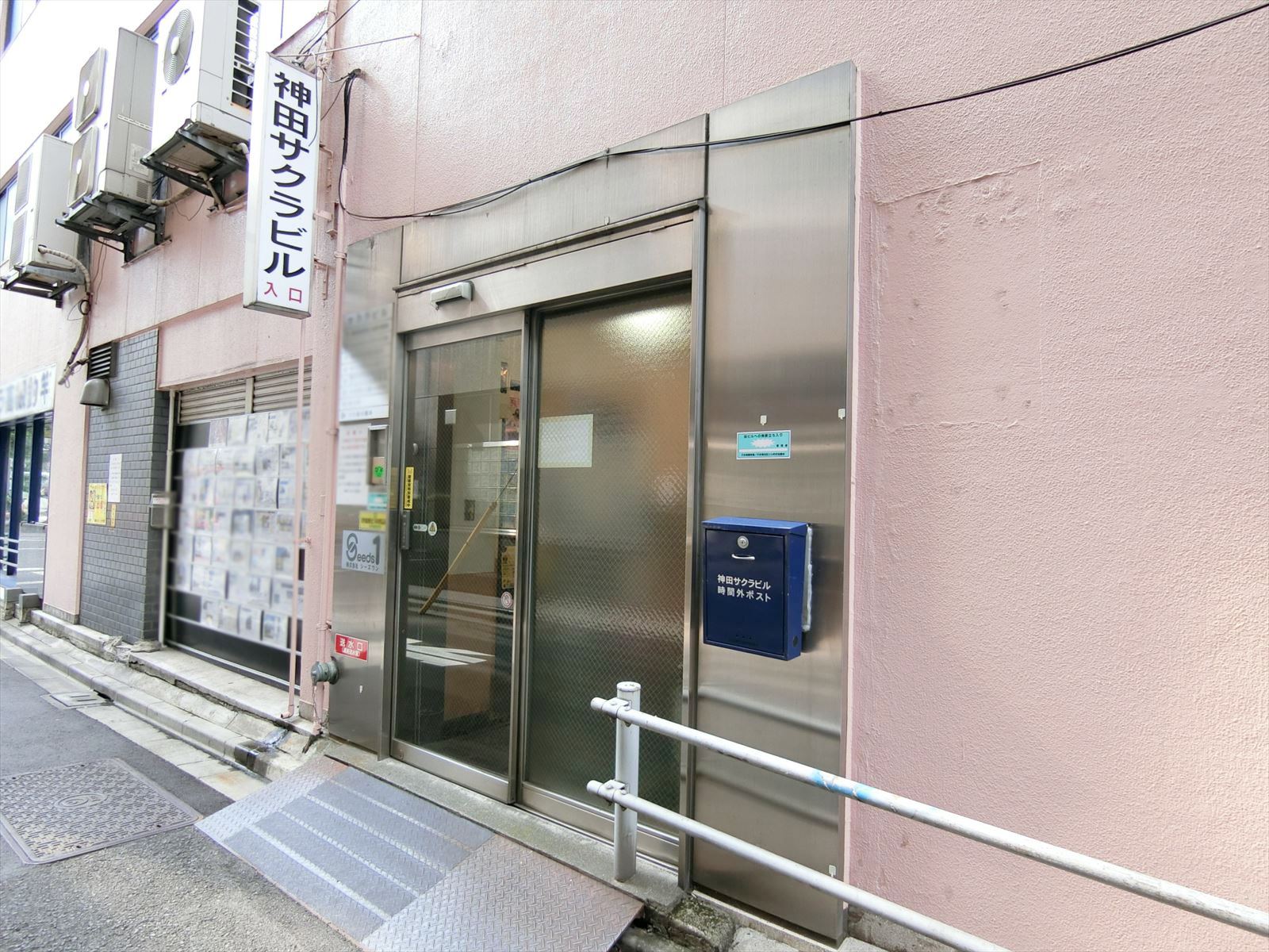 オフィスビル出入り口
