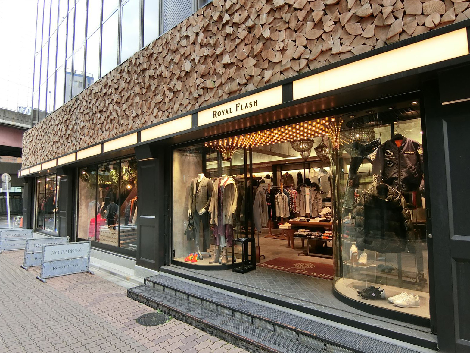 1階テナントのアパレルショップ
