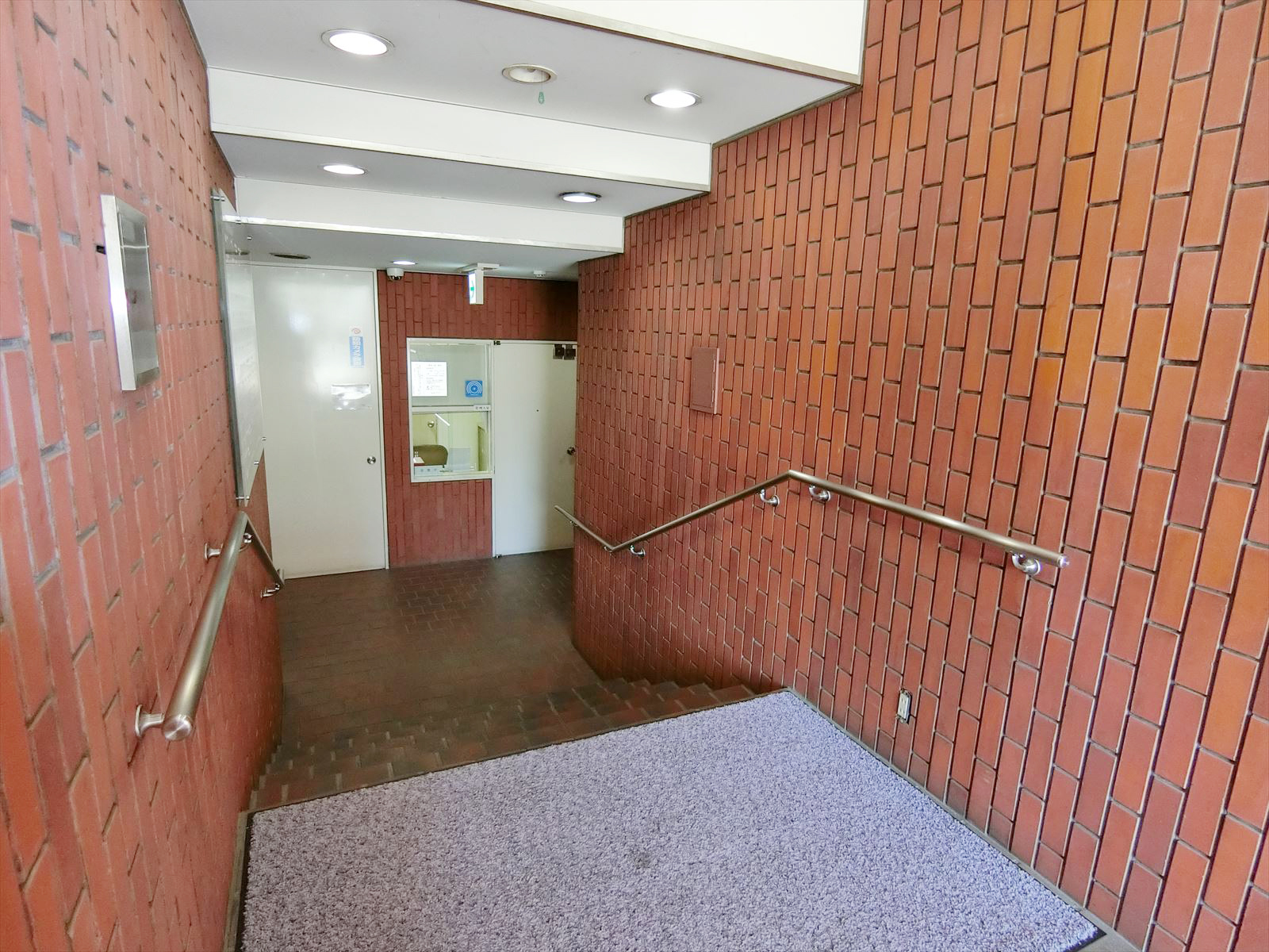 出入口の前にある階段