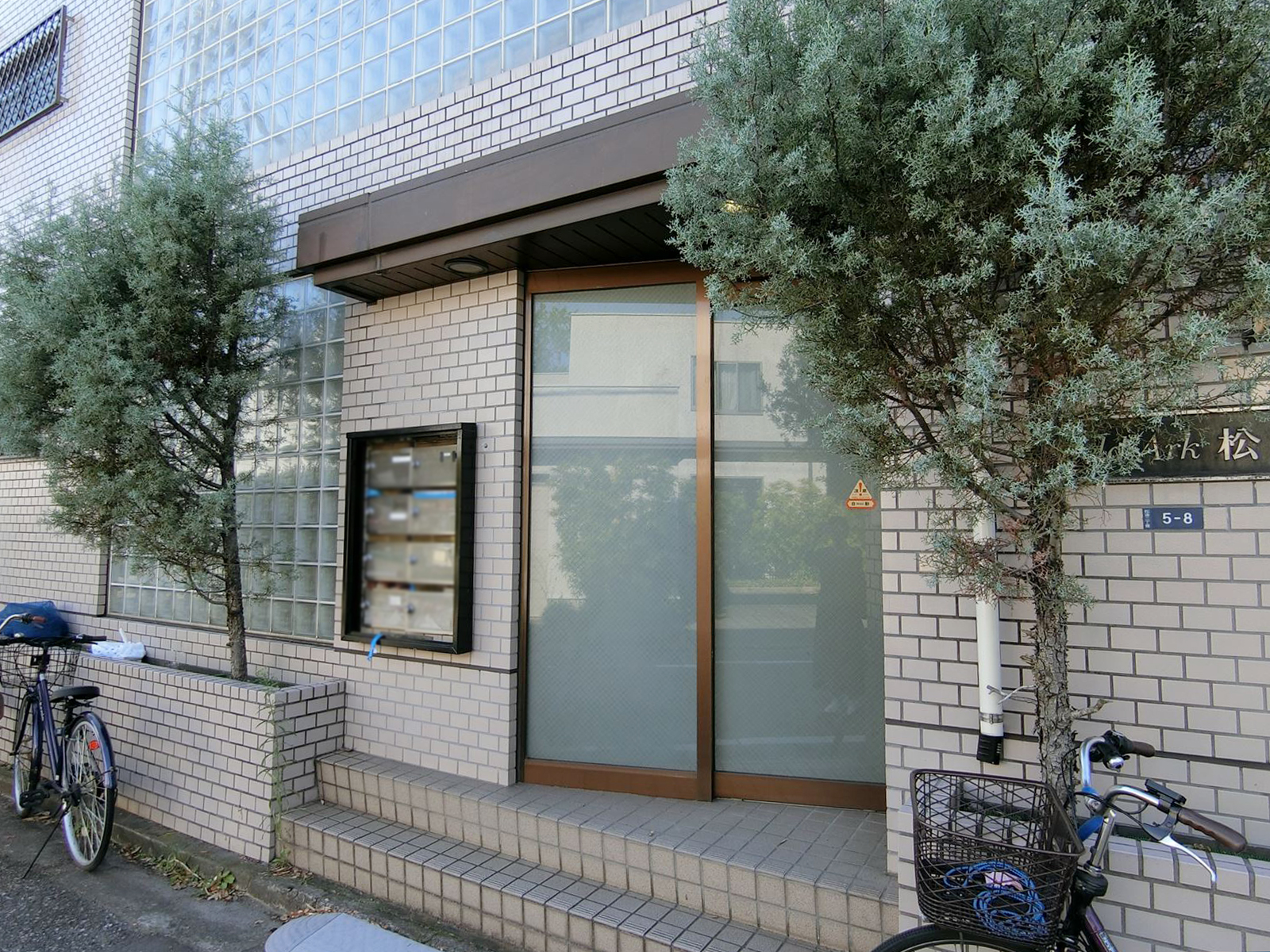 オフィスビル出入り口
