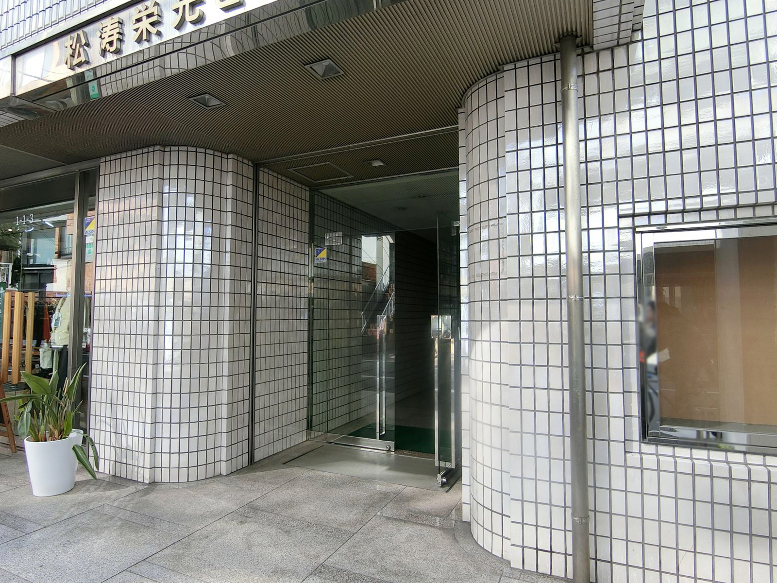 オフィスビル出入り口
