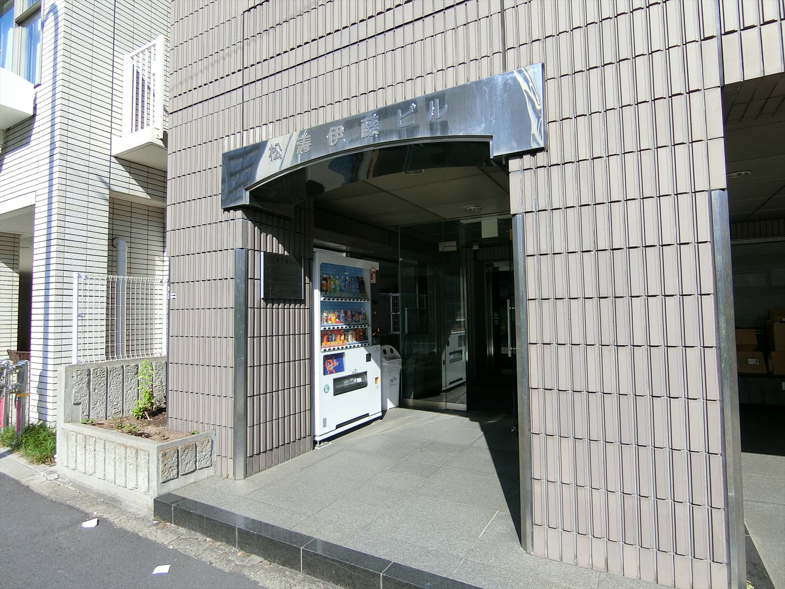 オフィスビル出入口