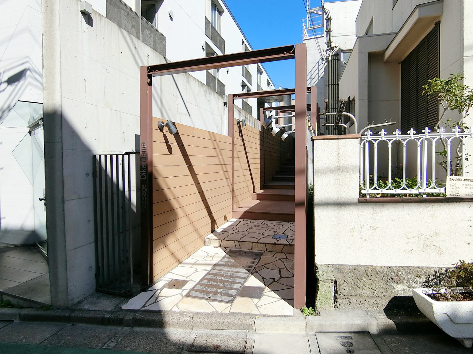 オフィスビル出入口