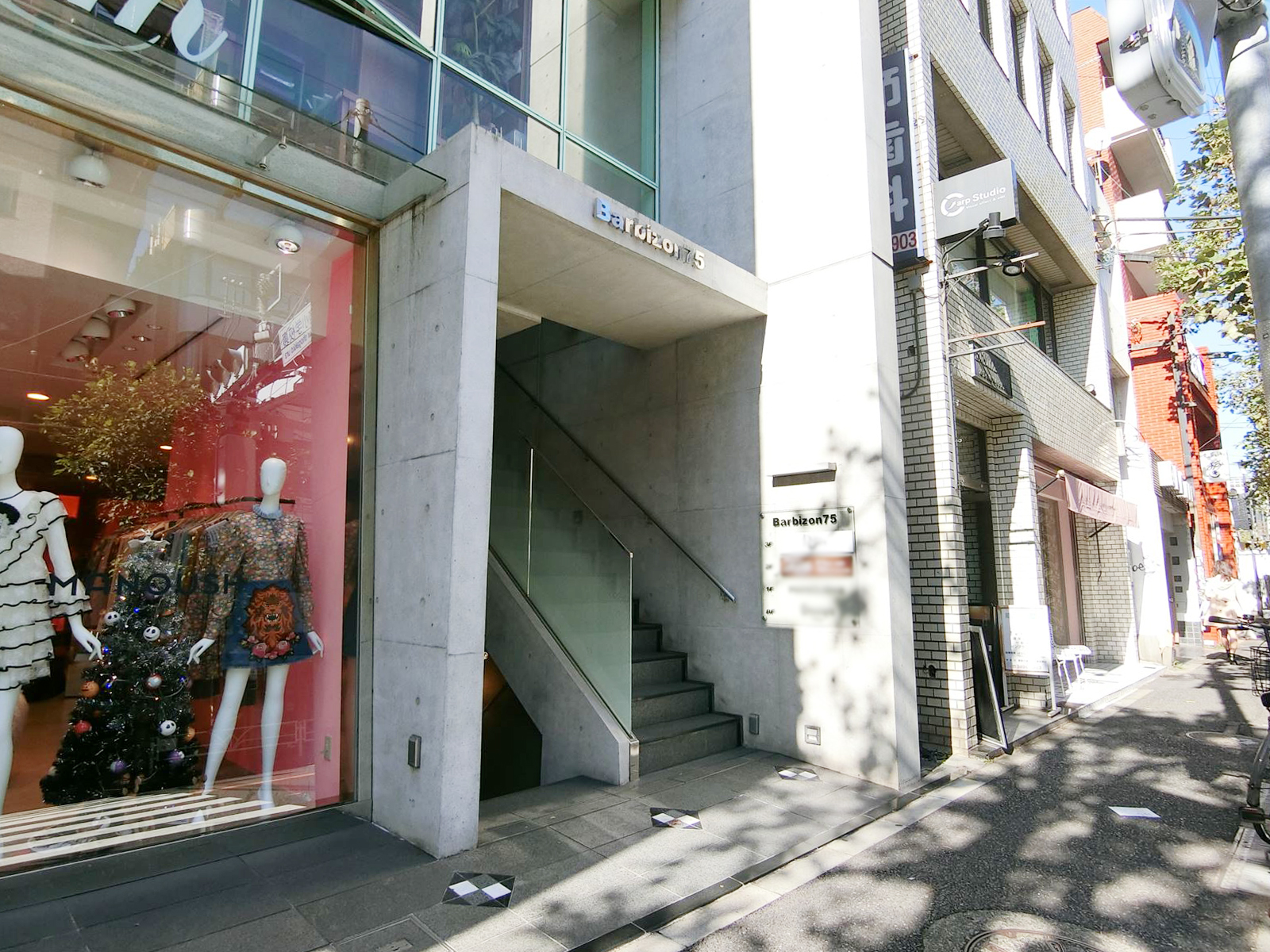 オフィスビル出入口