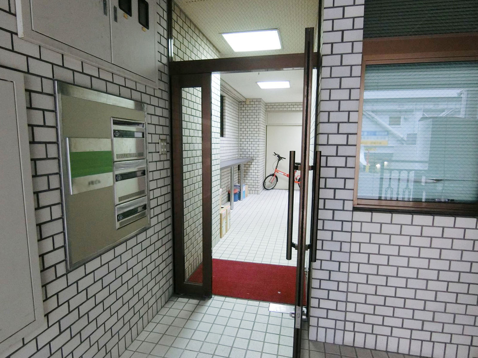 オフィスビル出入口