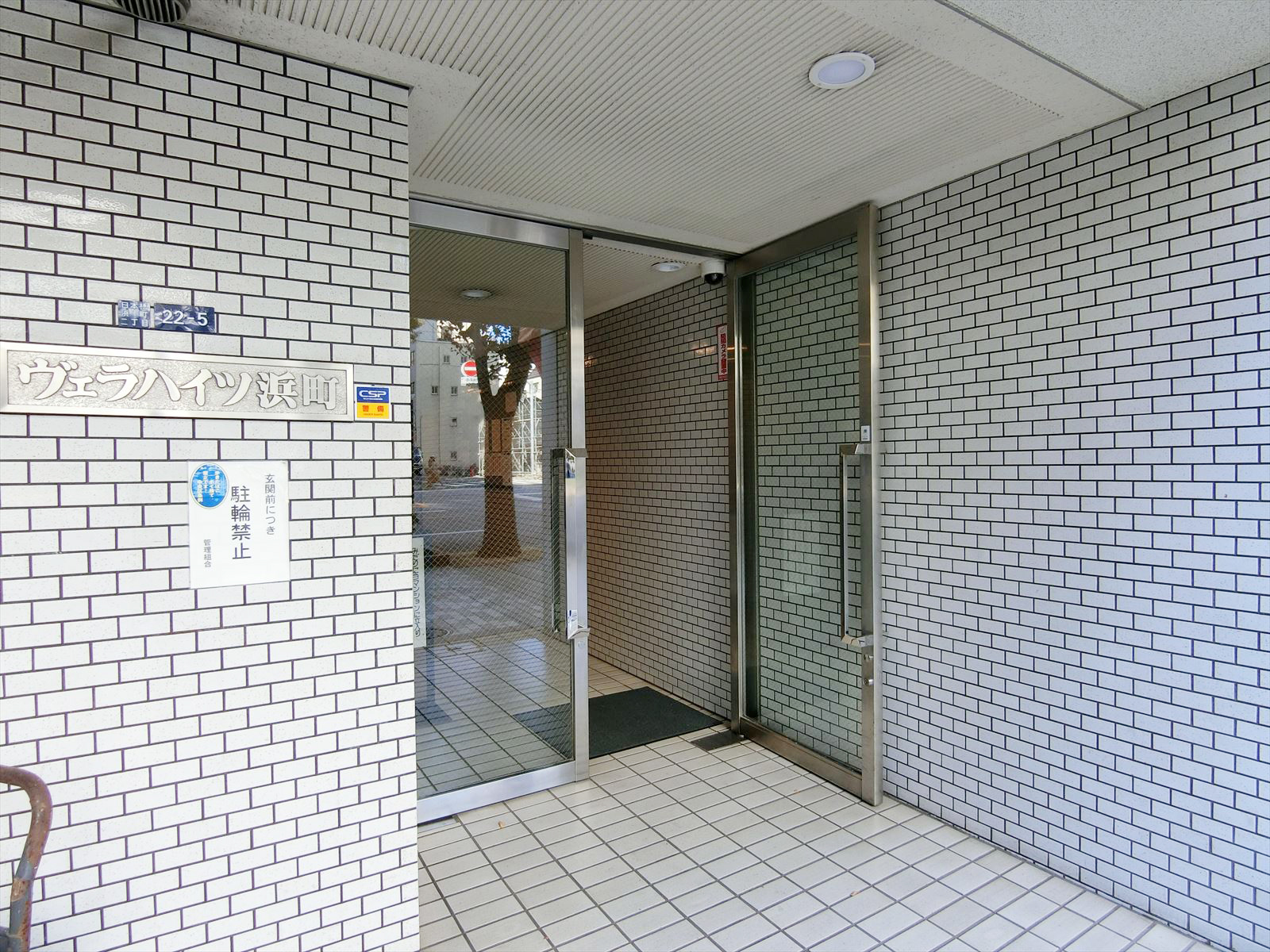 オフィスビル出入り口