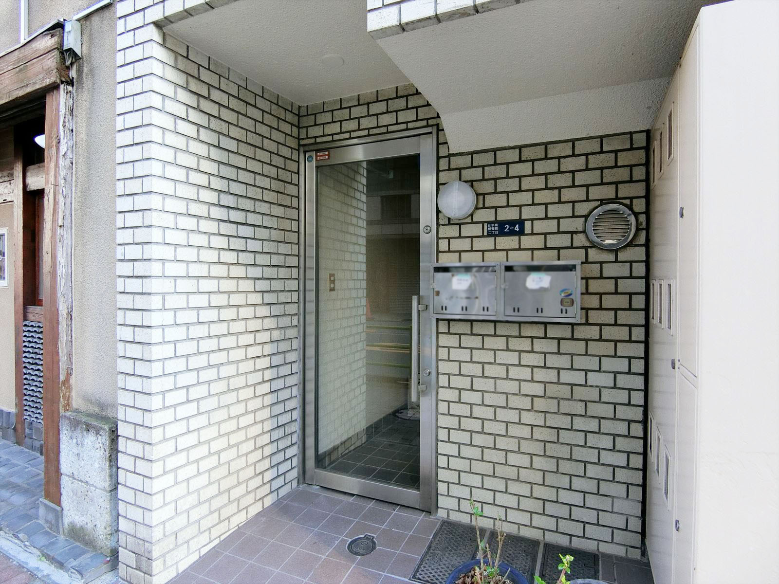 オフィスビル出入り口