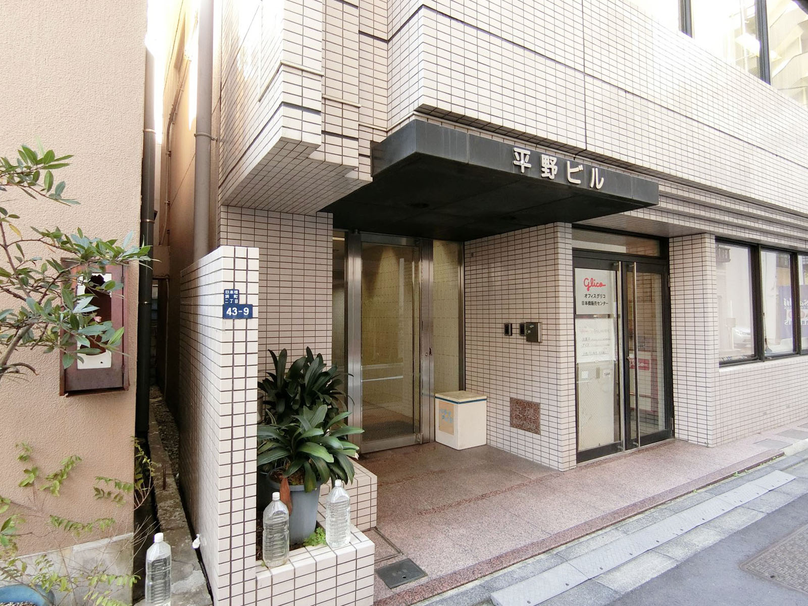 オフィスビル出入り口