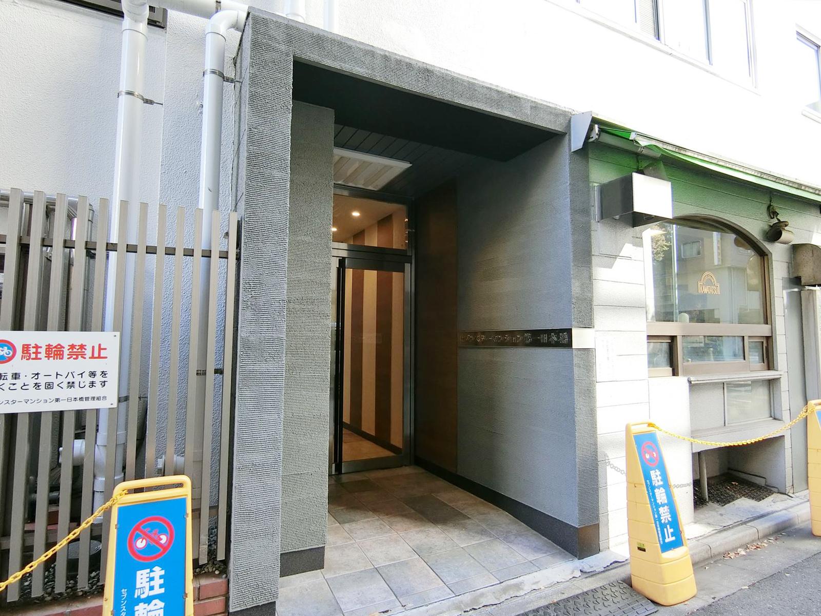 オフィスビル出入り口