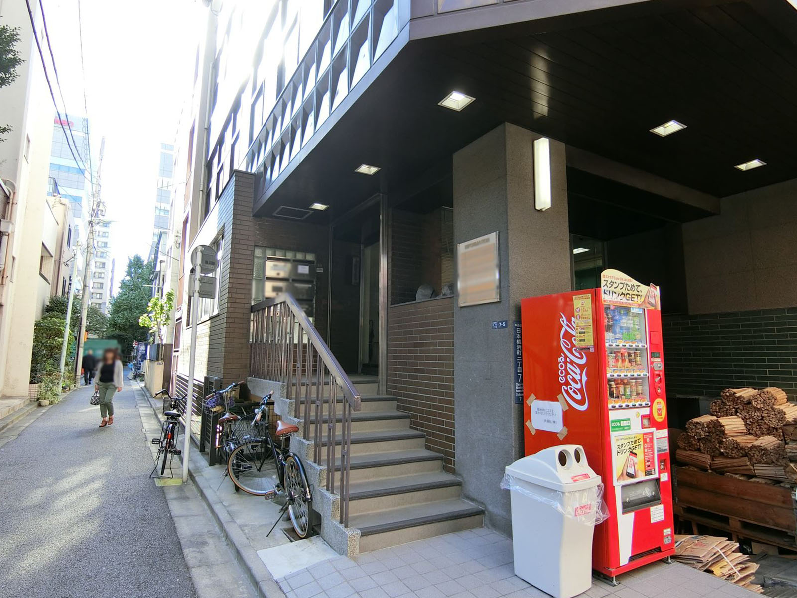 オフィスビル出入り口