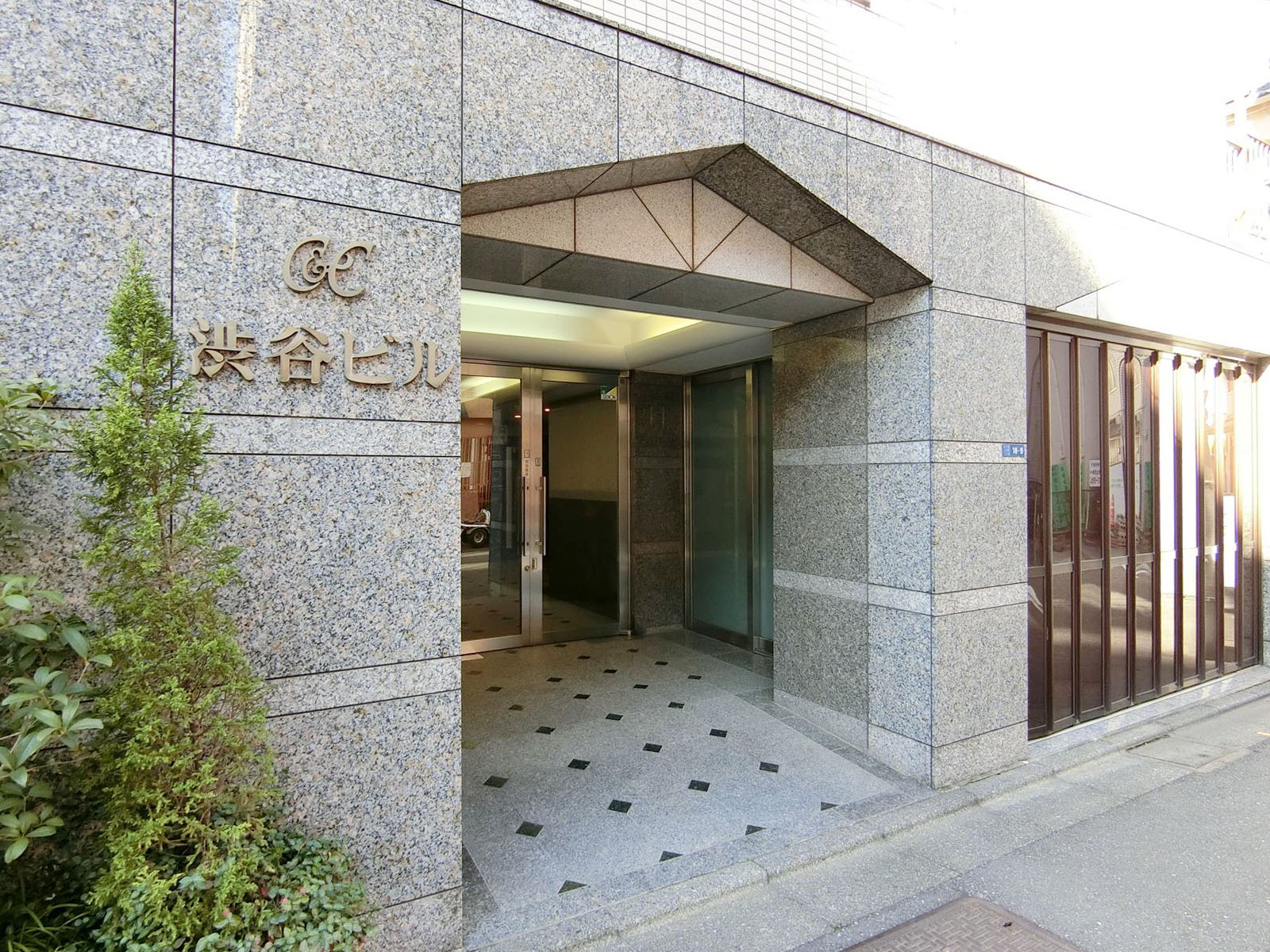 オフィスビル出入口