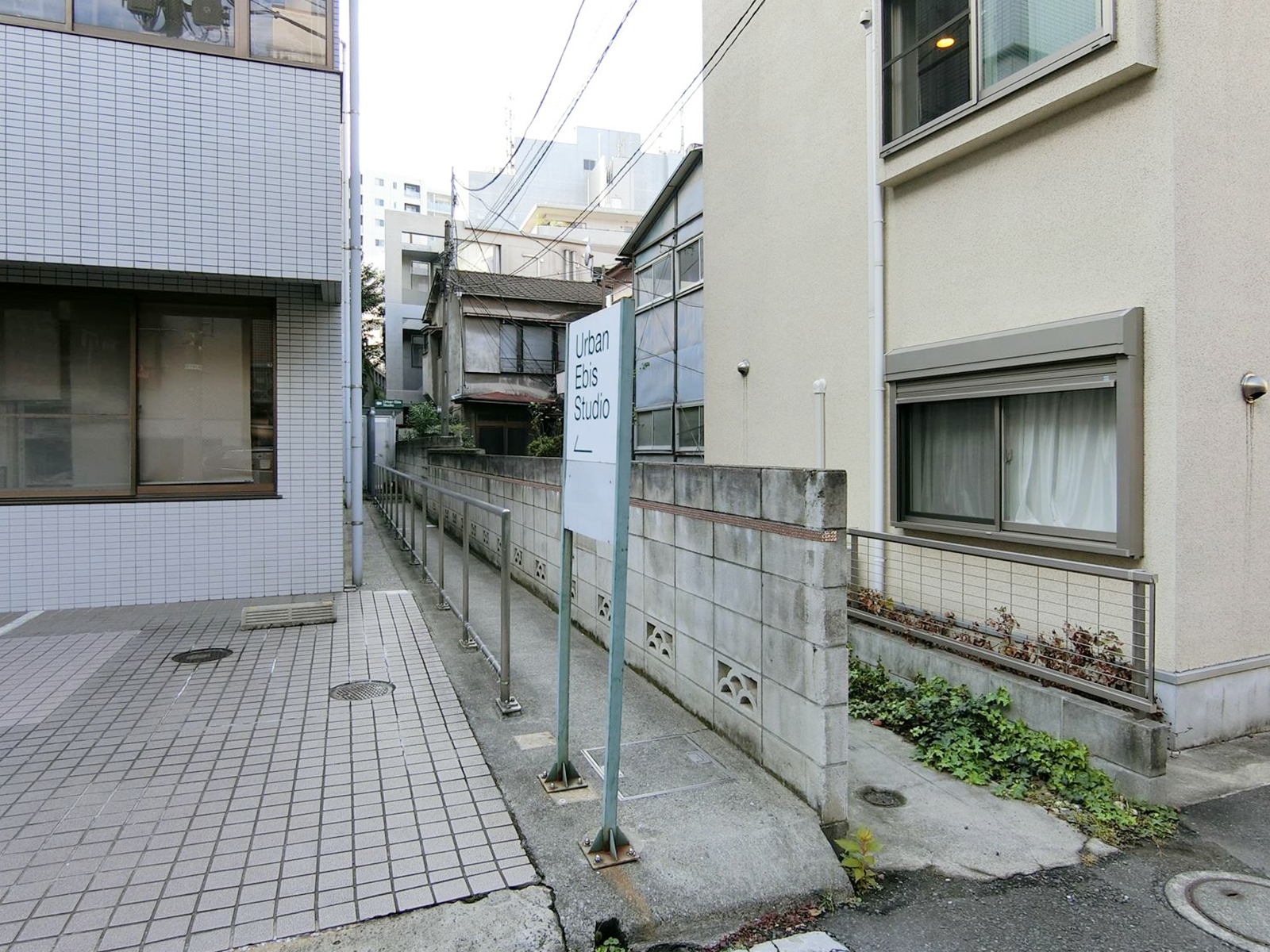 オフィスビル出入口