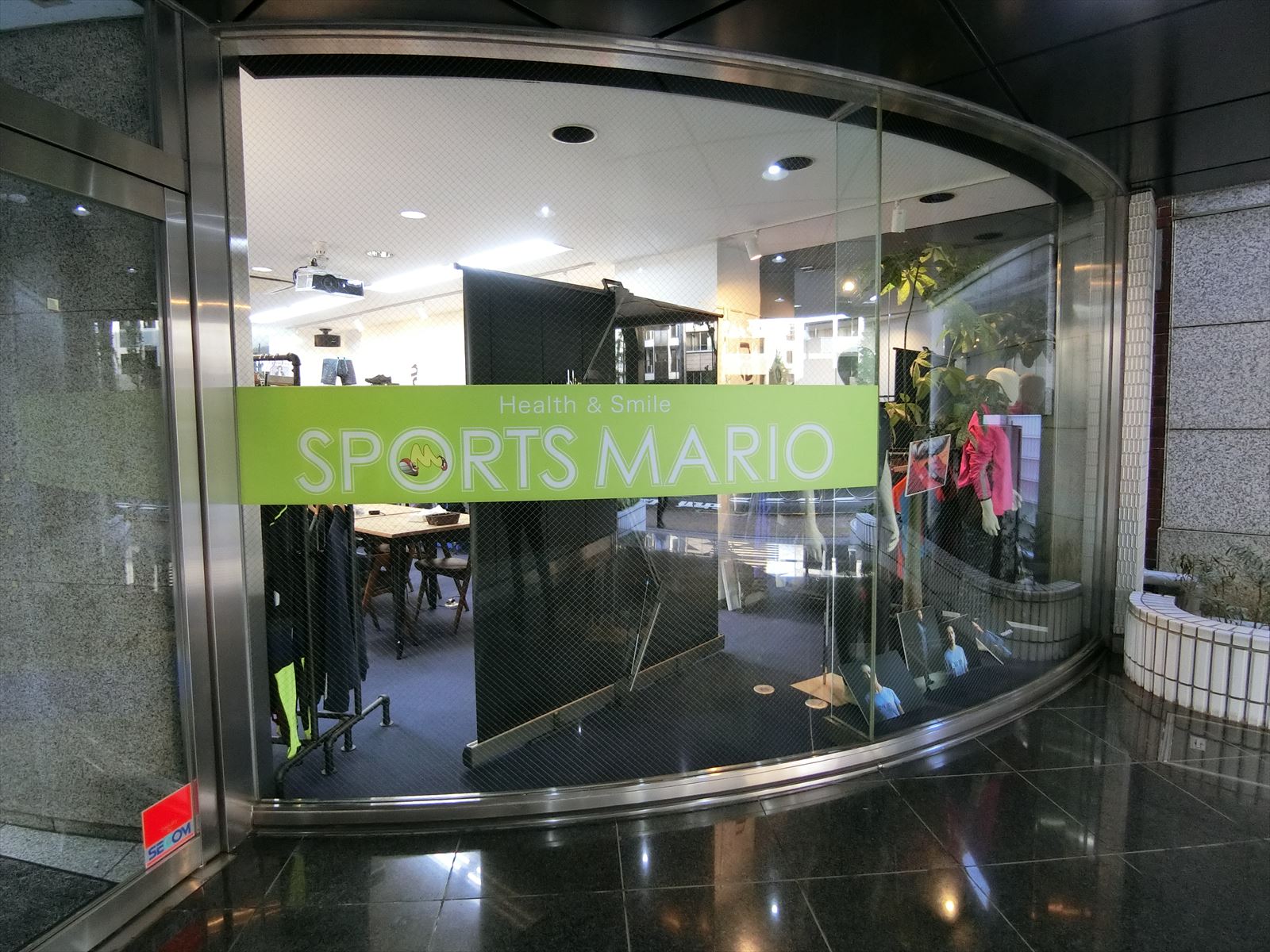 1階テナントのスポーツショップ