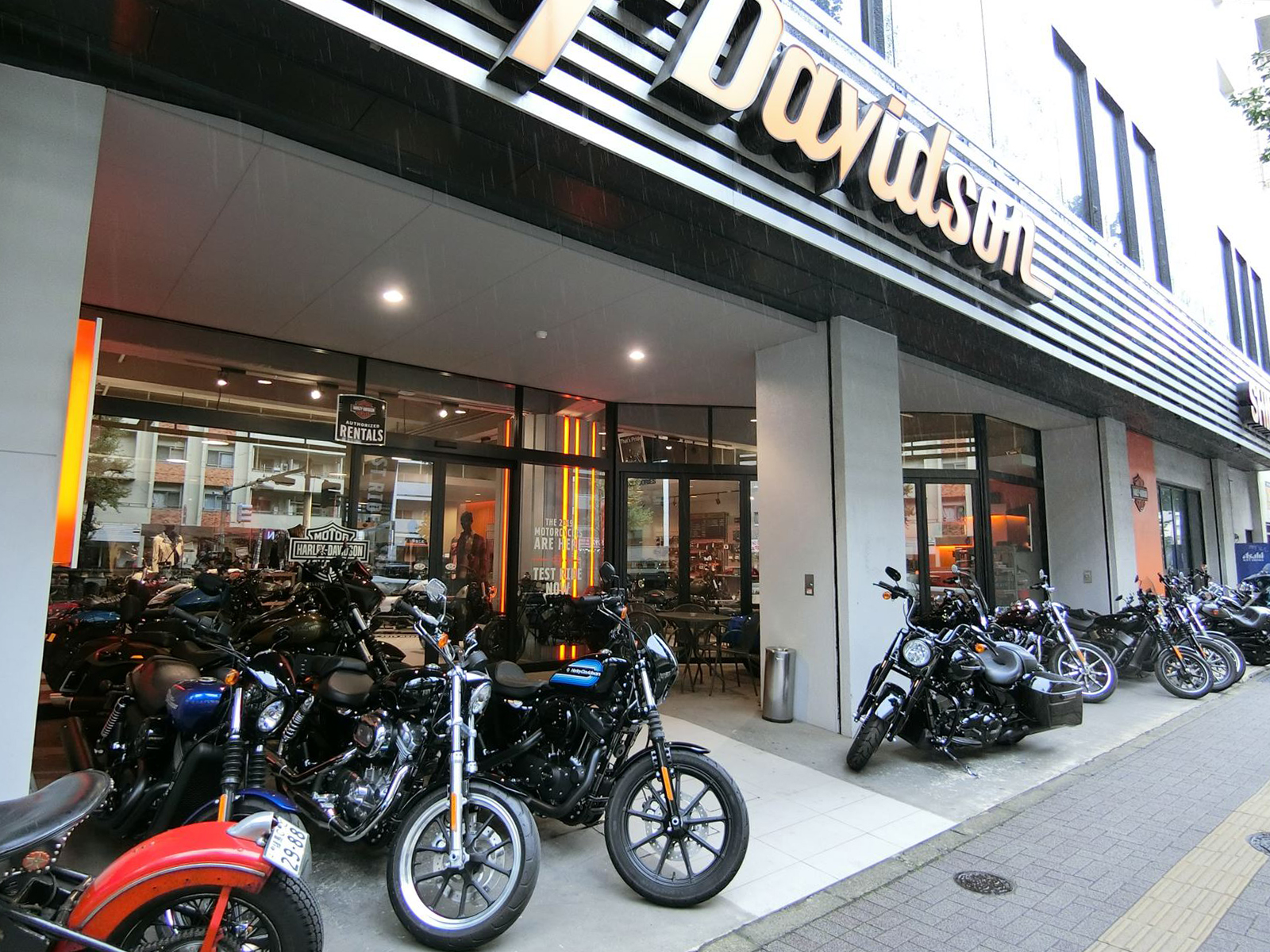 1階テナントのバイク専門店