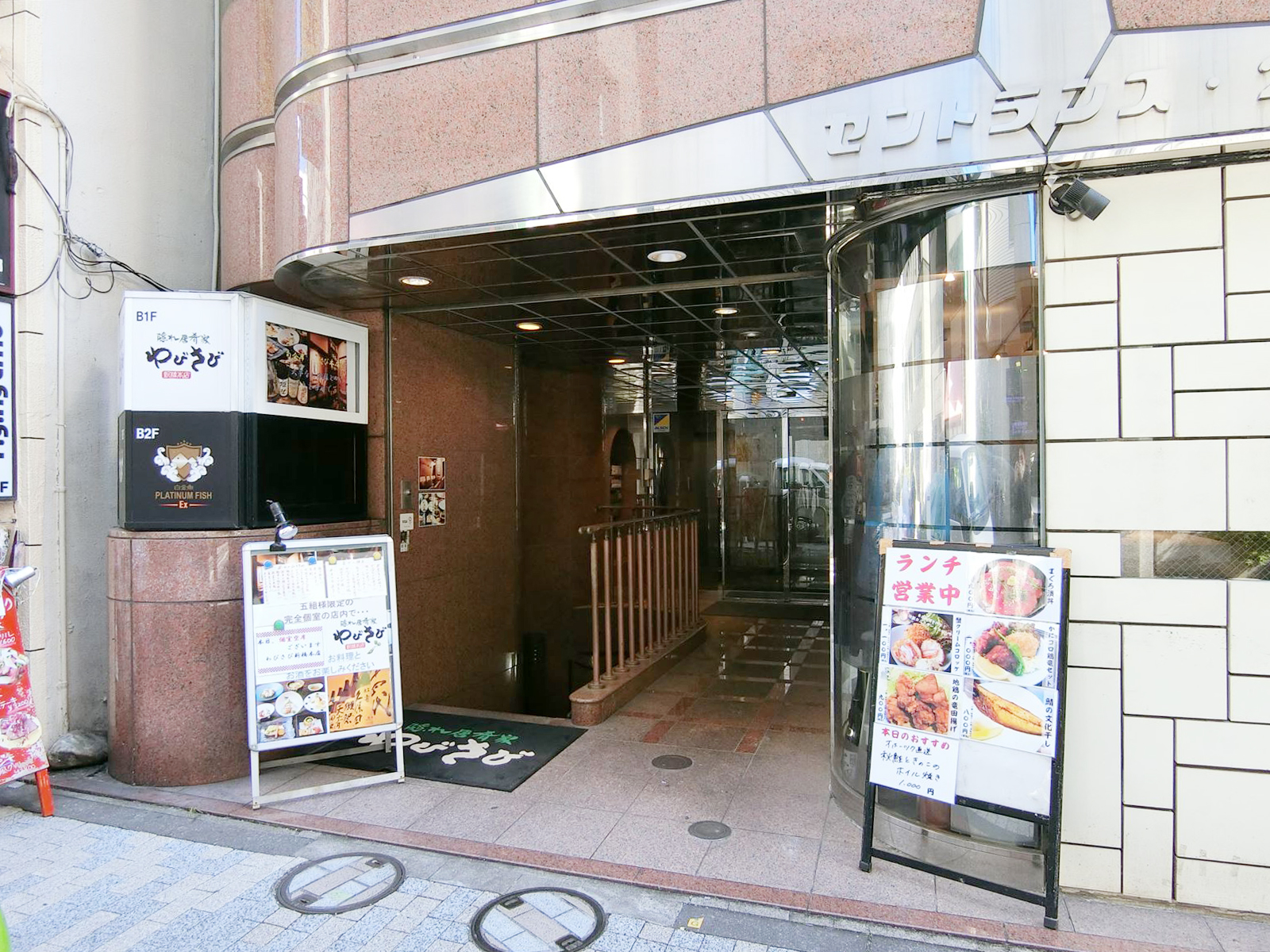 オフィスビル出入口