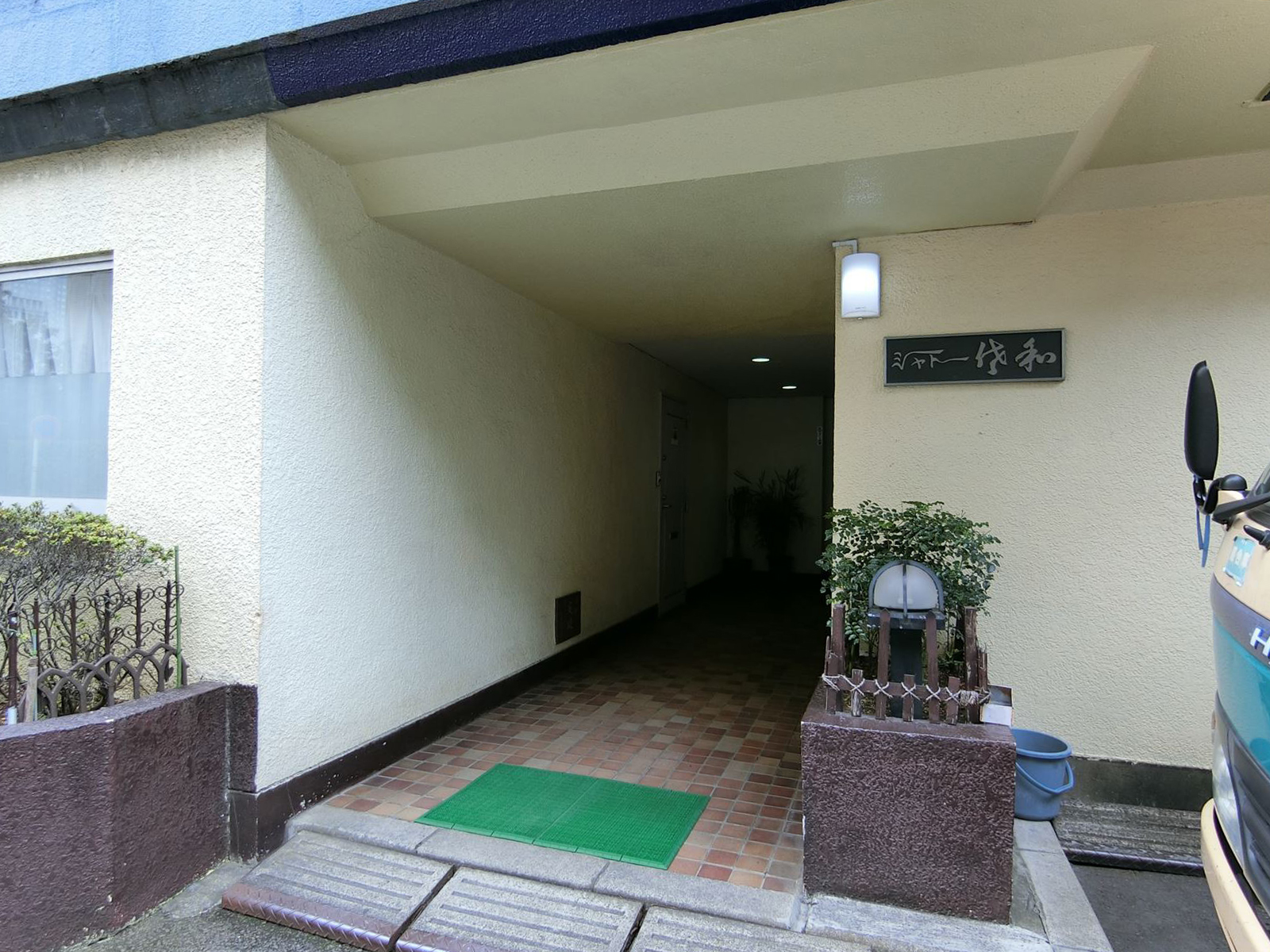 オフィスビル出入り口