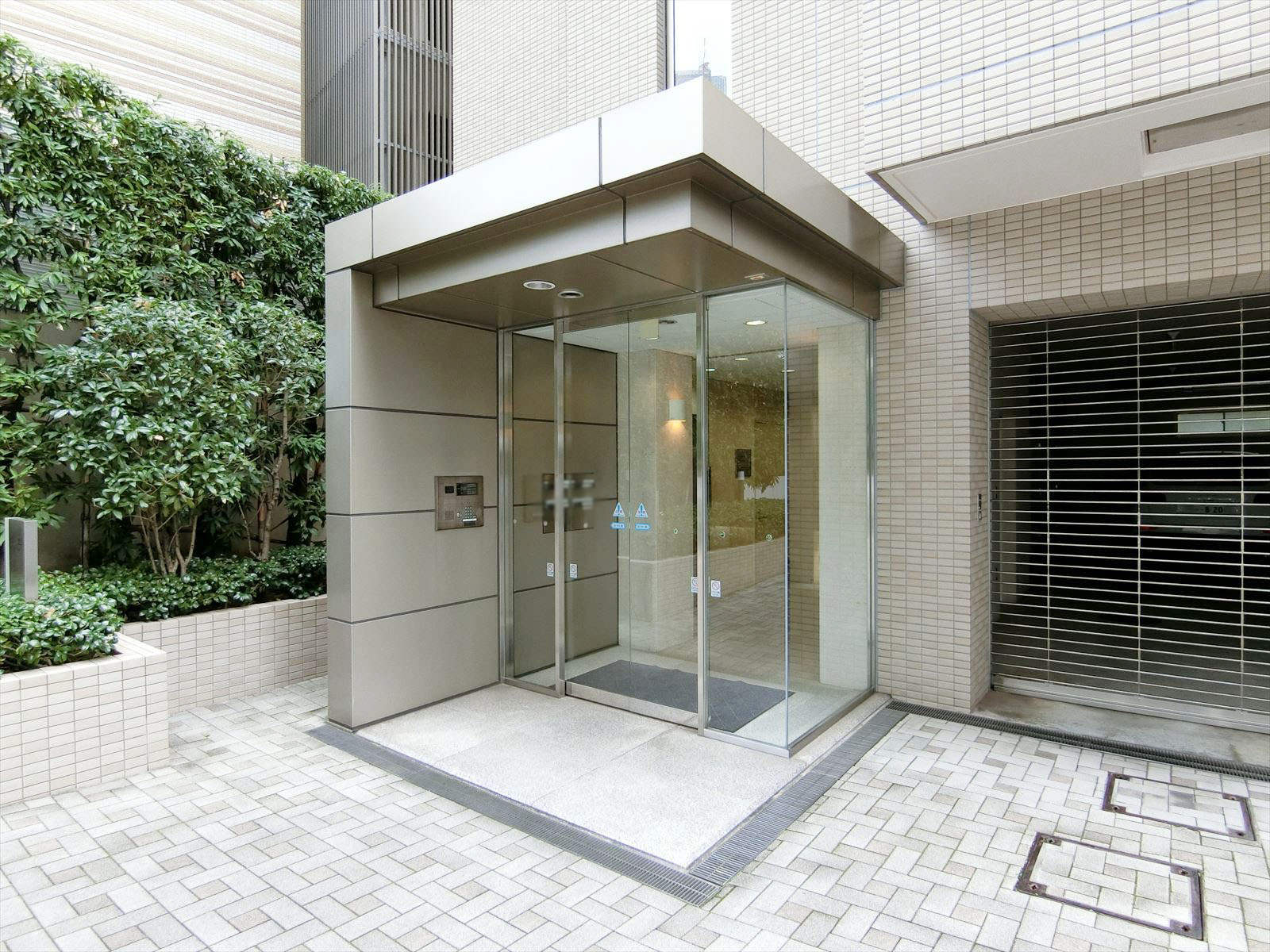 オフィスビル出入り口