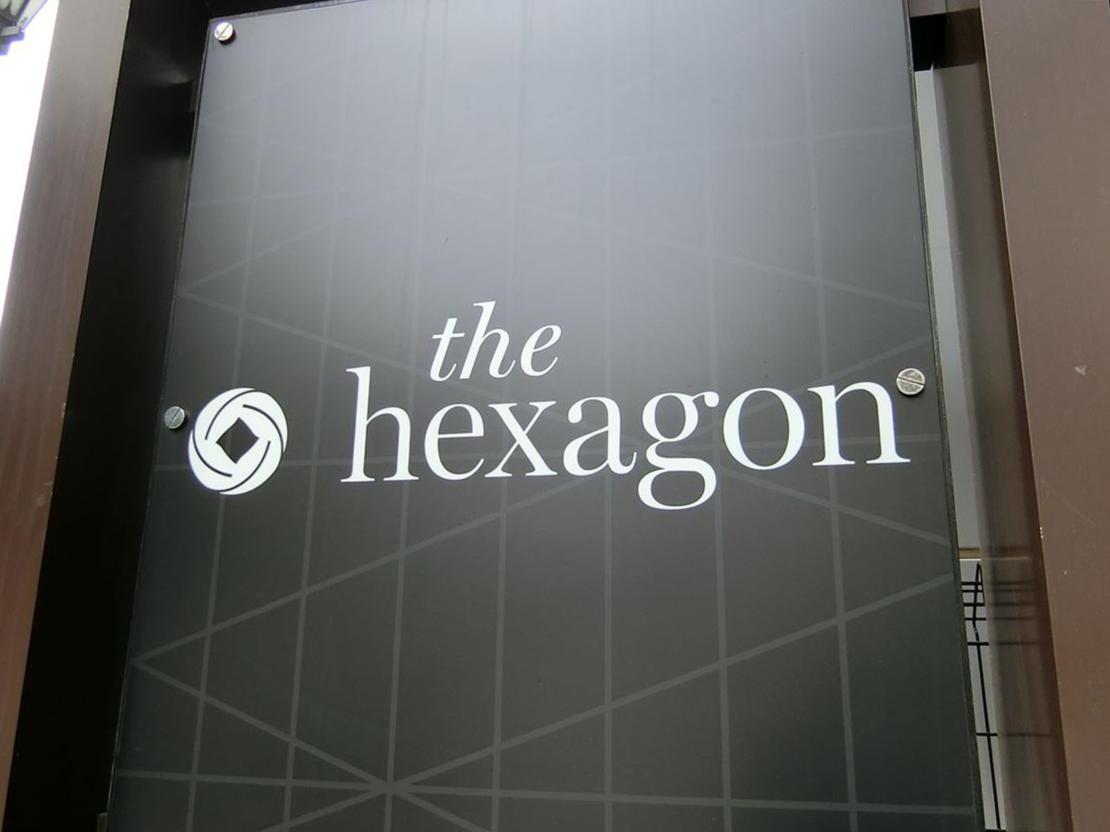 ネームプレート:THE HEXAGONビル