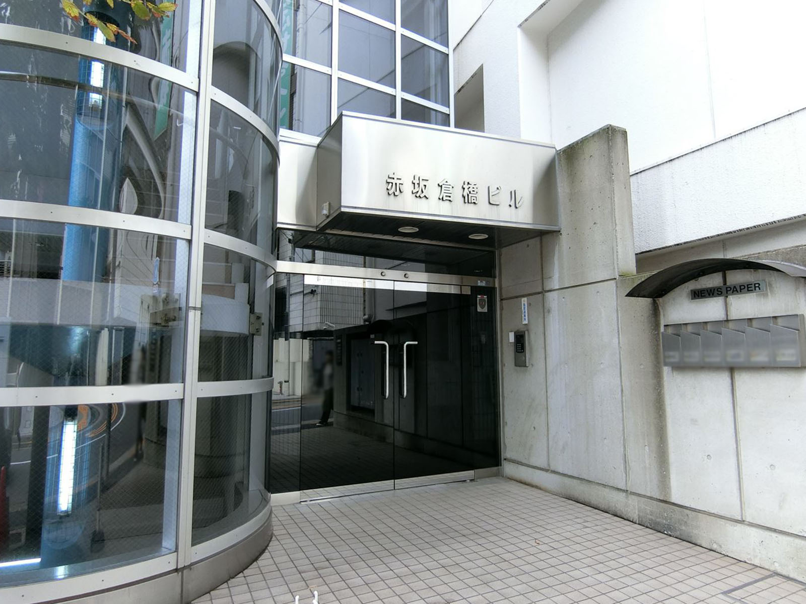 オフィスビル出入り口