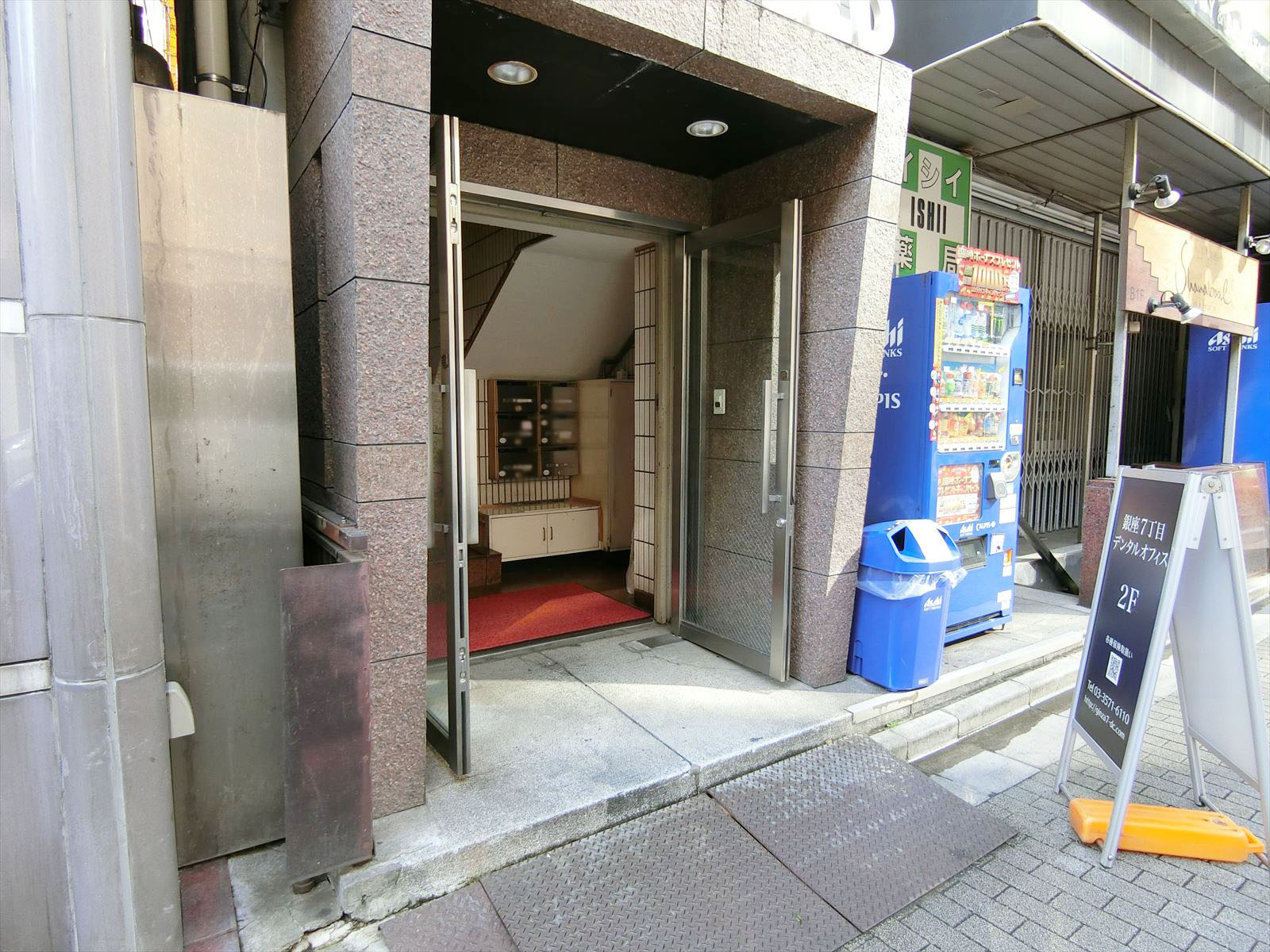 オフィスビル出入口