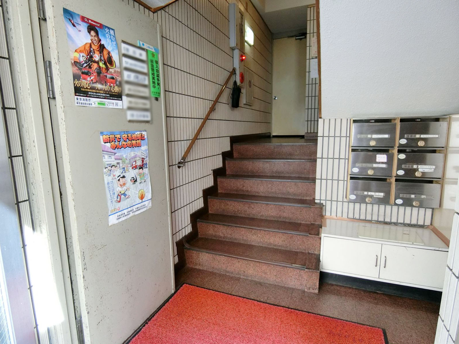 エレベーター前の階段