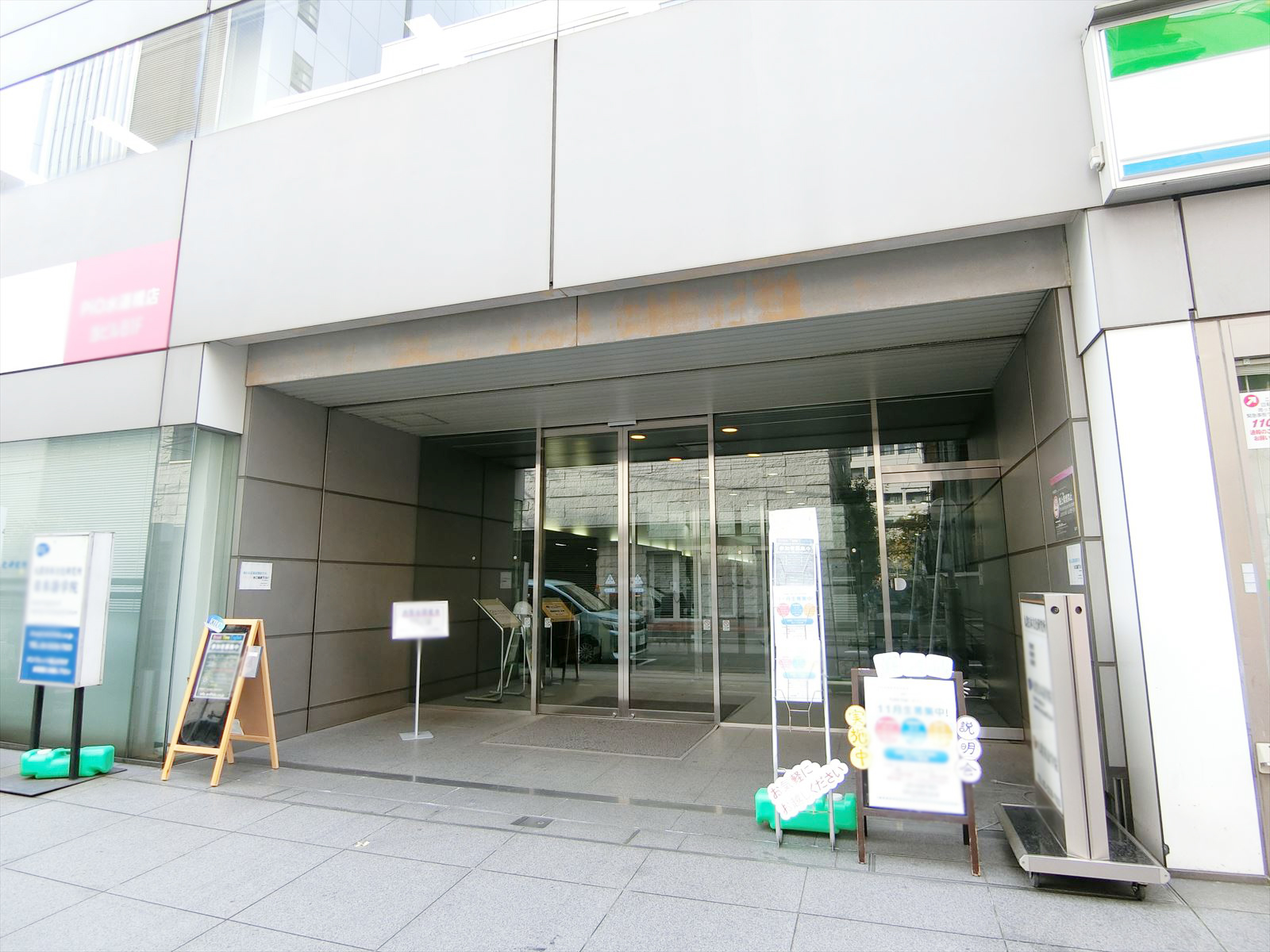 オフィスビル出入口