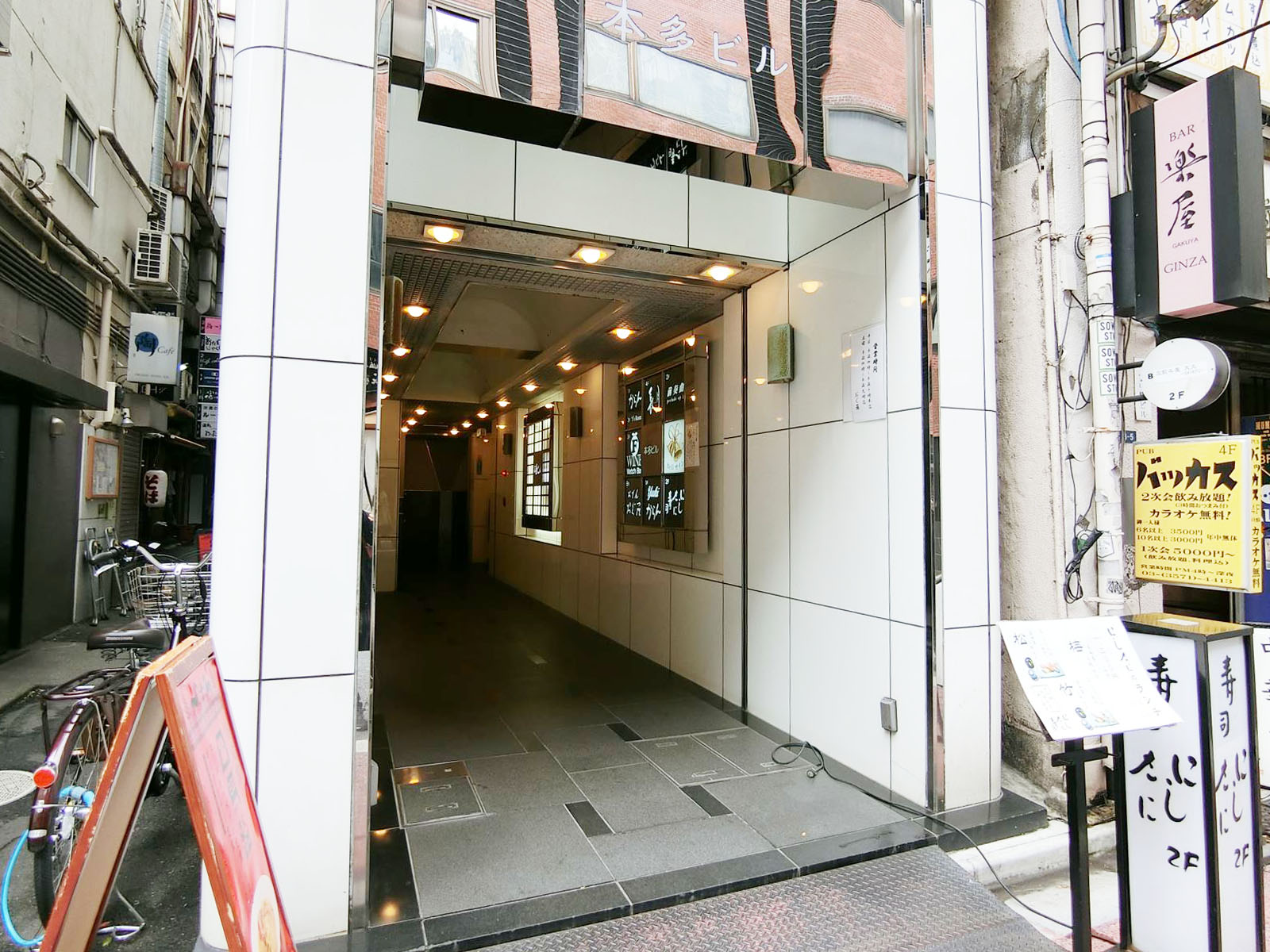 オフィスビル出入口