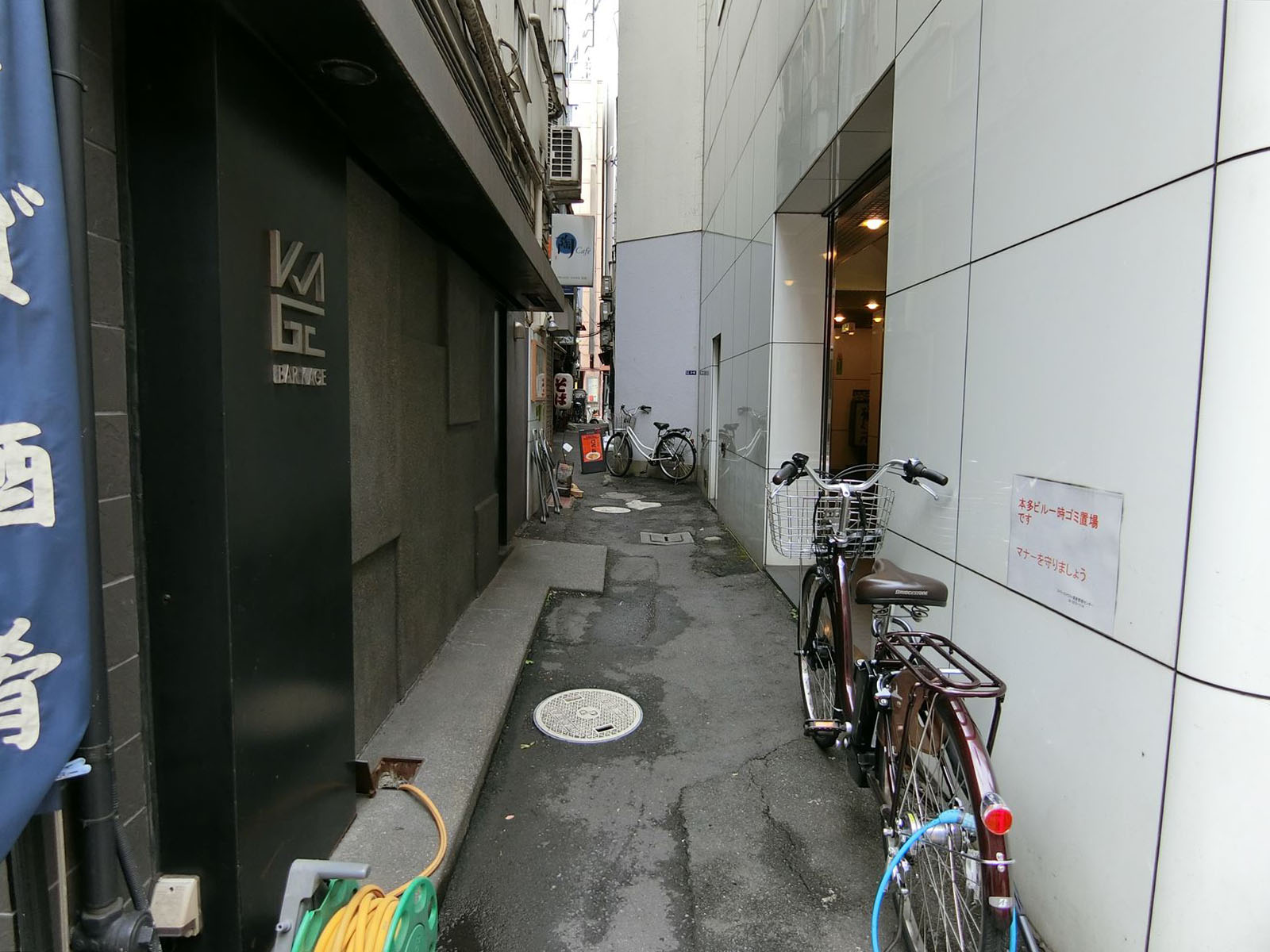 ビル横の通り抜けできる細道
