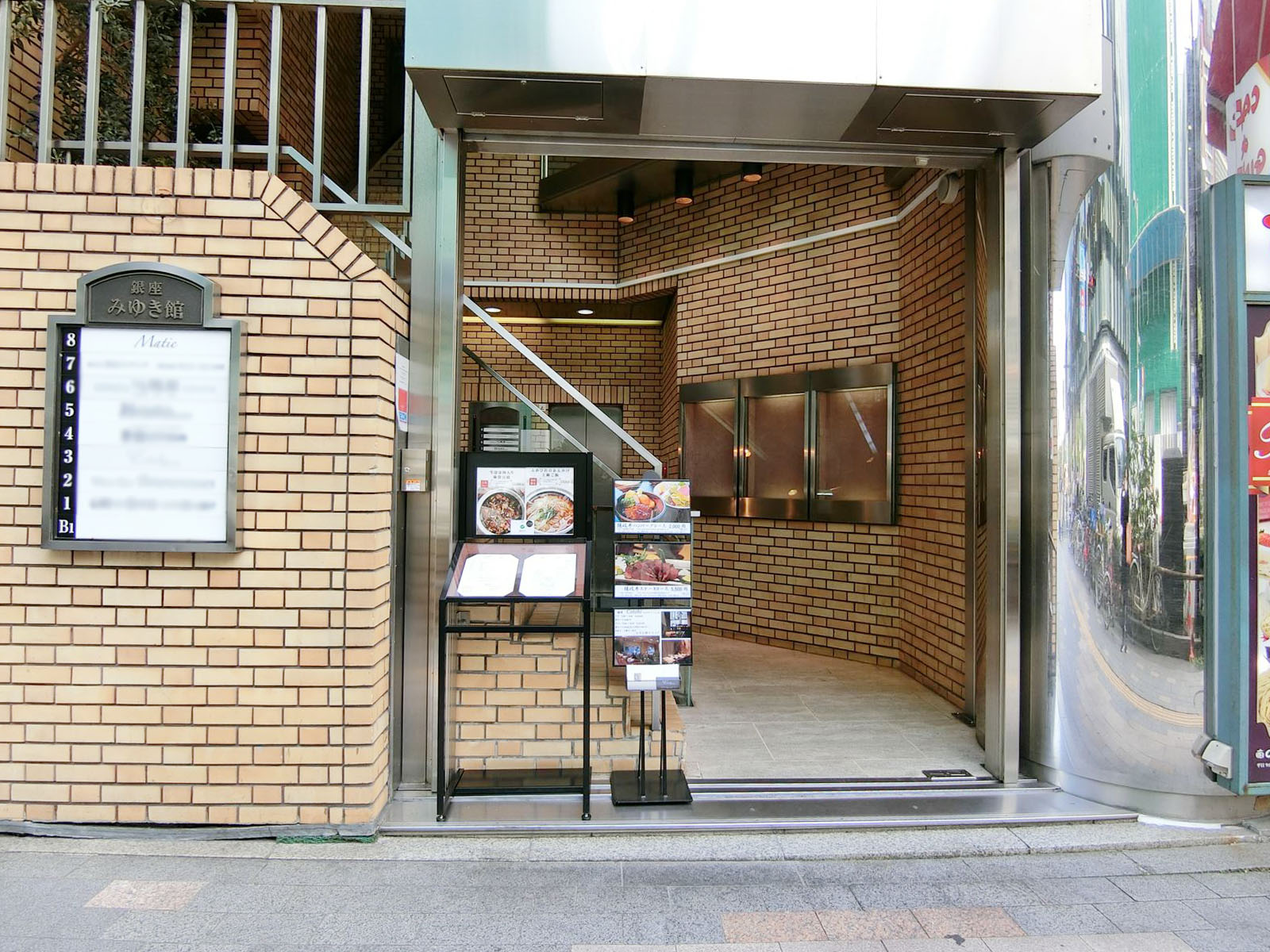 オフィスビル出入口