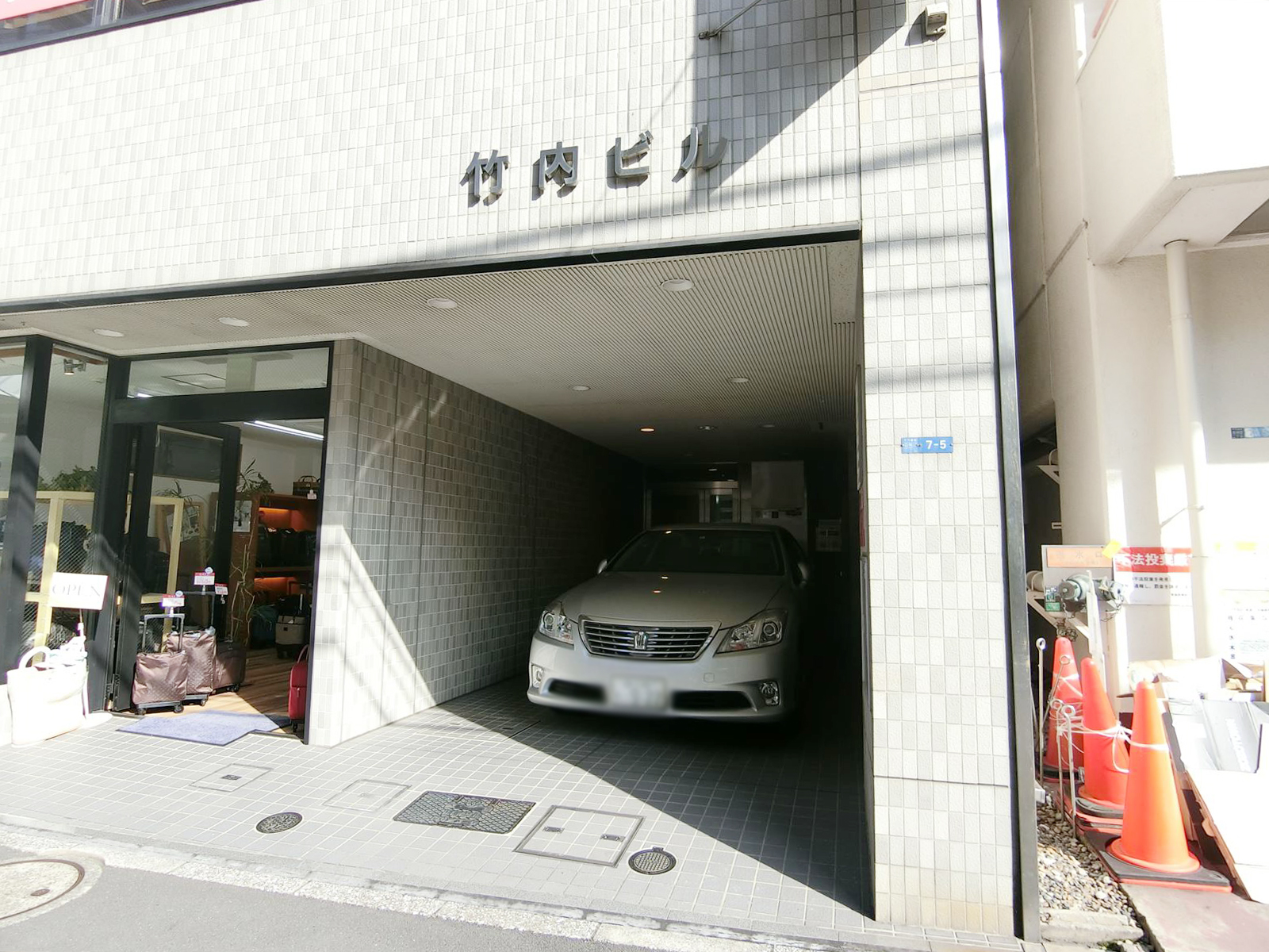 オフィスビル出入り口