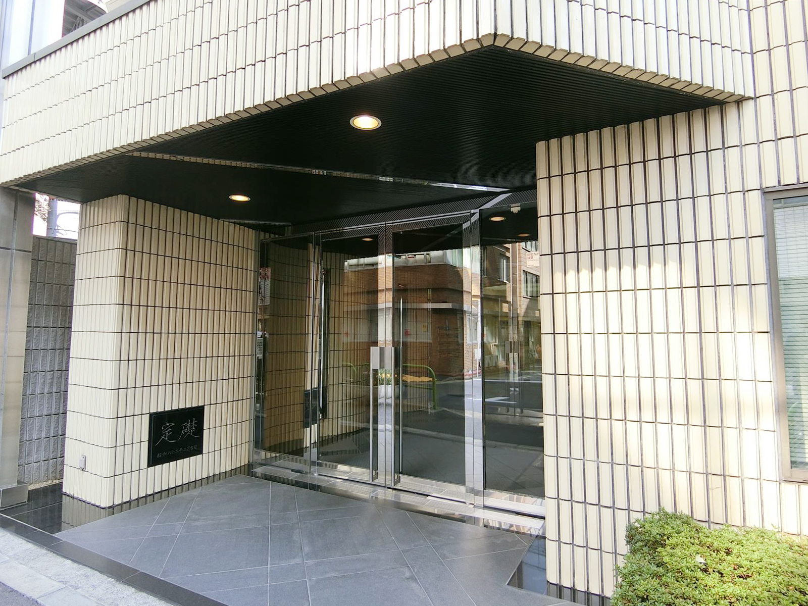 オフィスビル出入り口