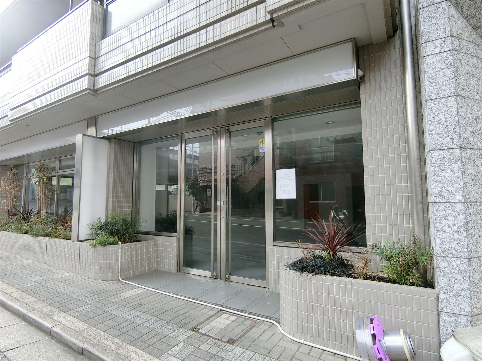 オフィスビル出入り口