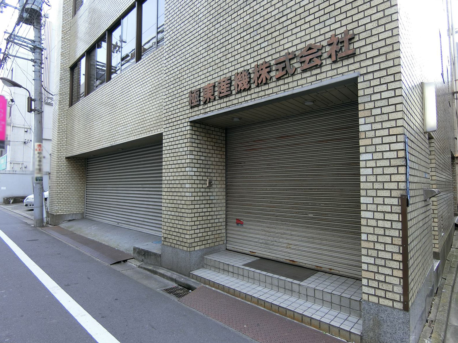 オフィスビル出入り口
