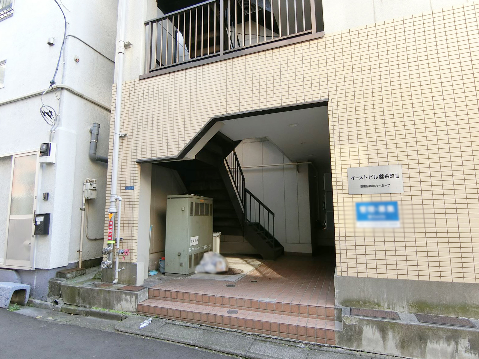 オフィスビル出入り口