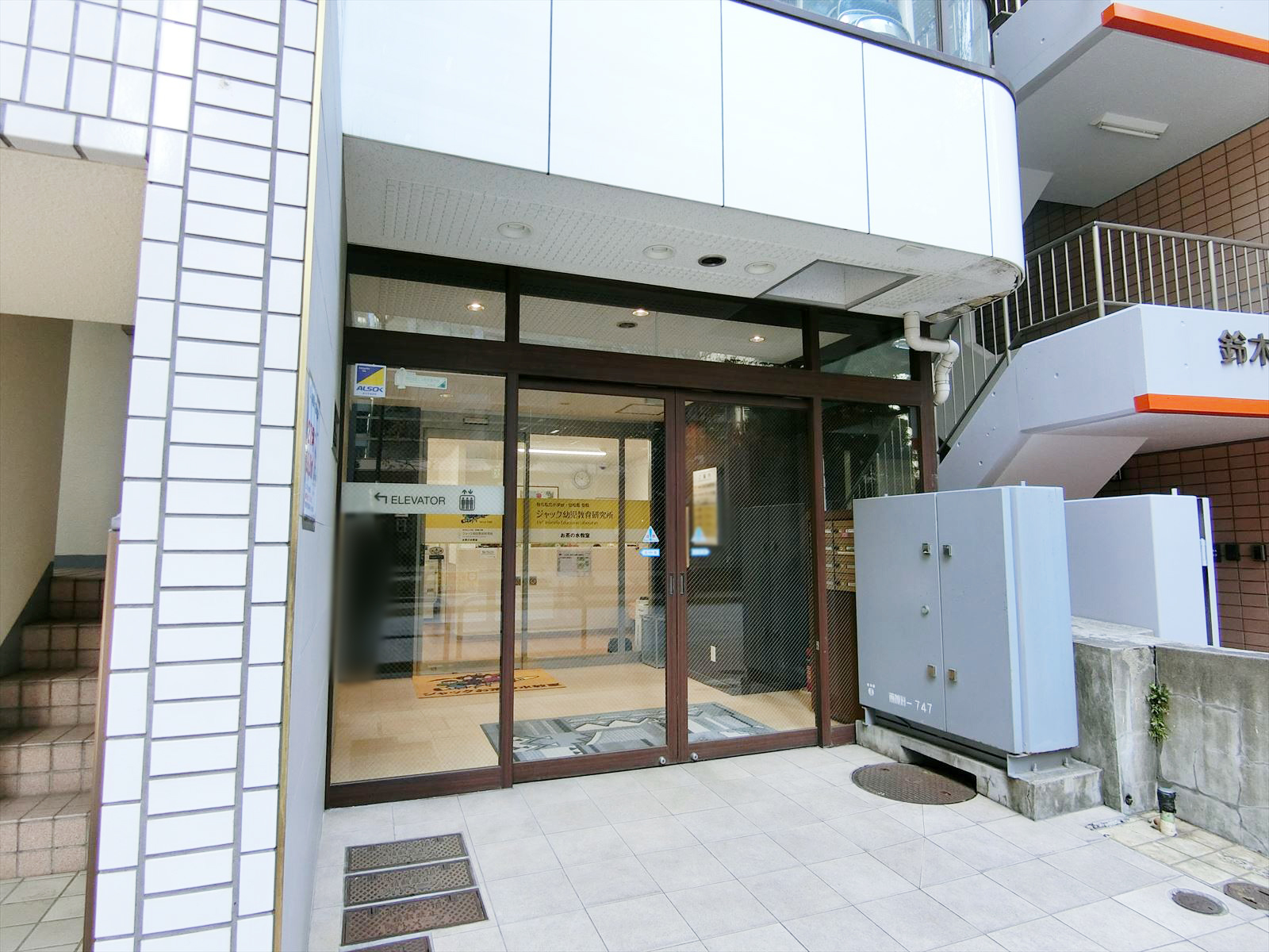オフィスビル出入り口