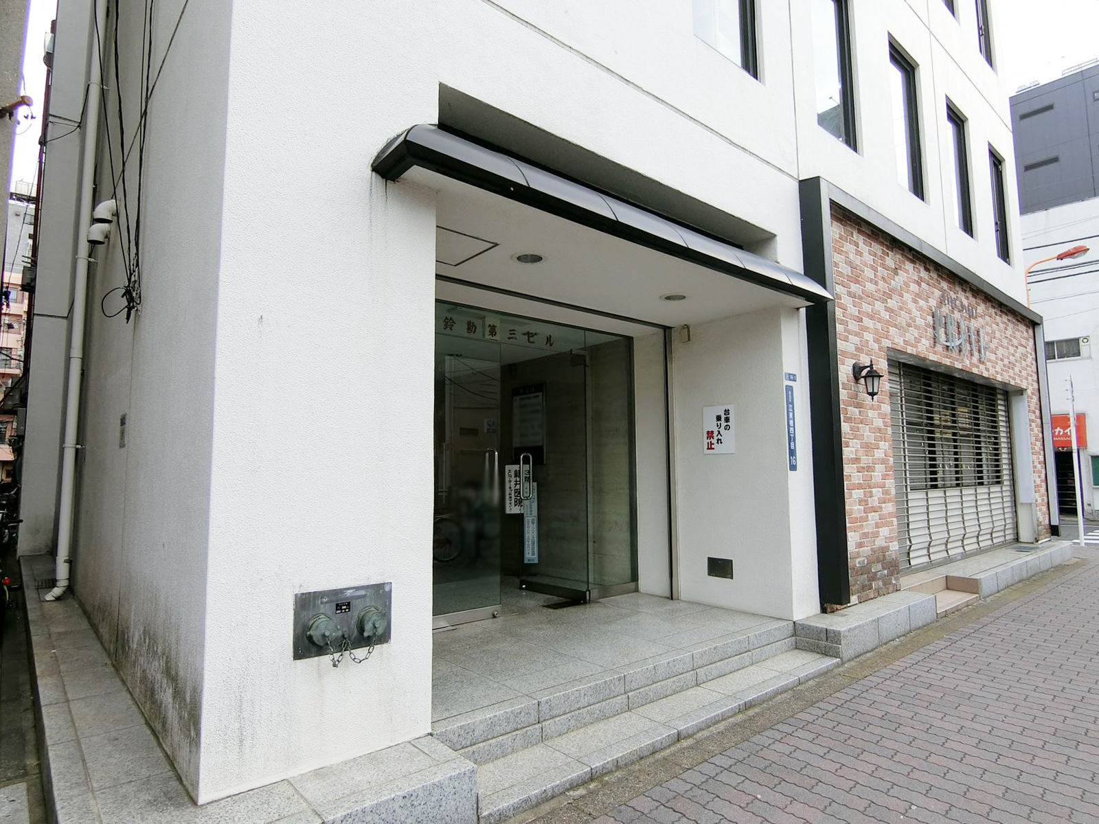 オフィスビル出入り口