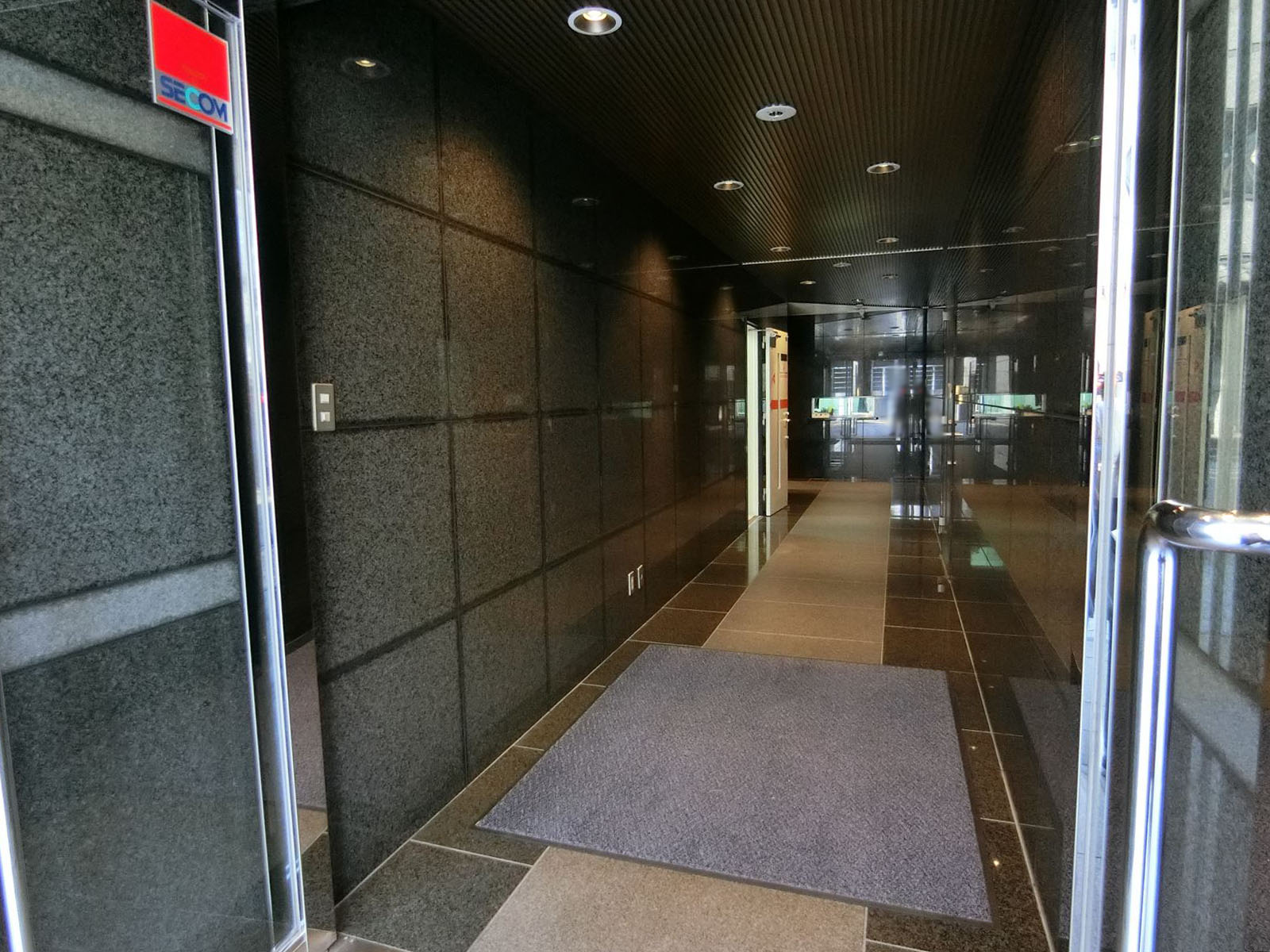 オフィスビル出入口