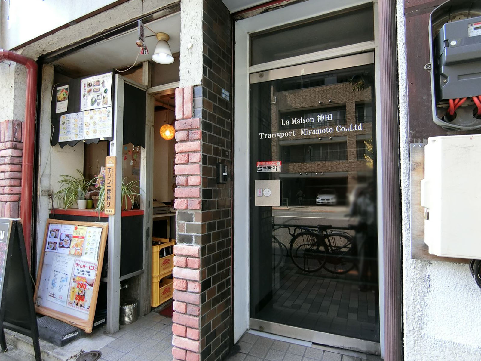 オフィスビル出入口