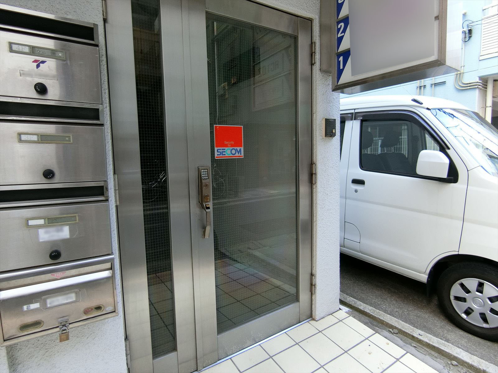 オフィスビル出入口