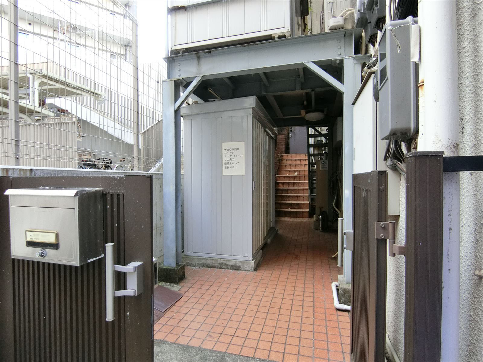 裏手への出入口