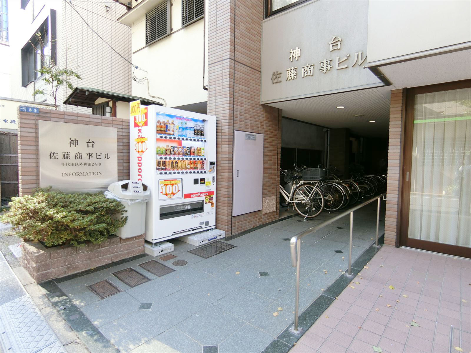 オフィスビル出入口