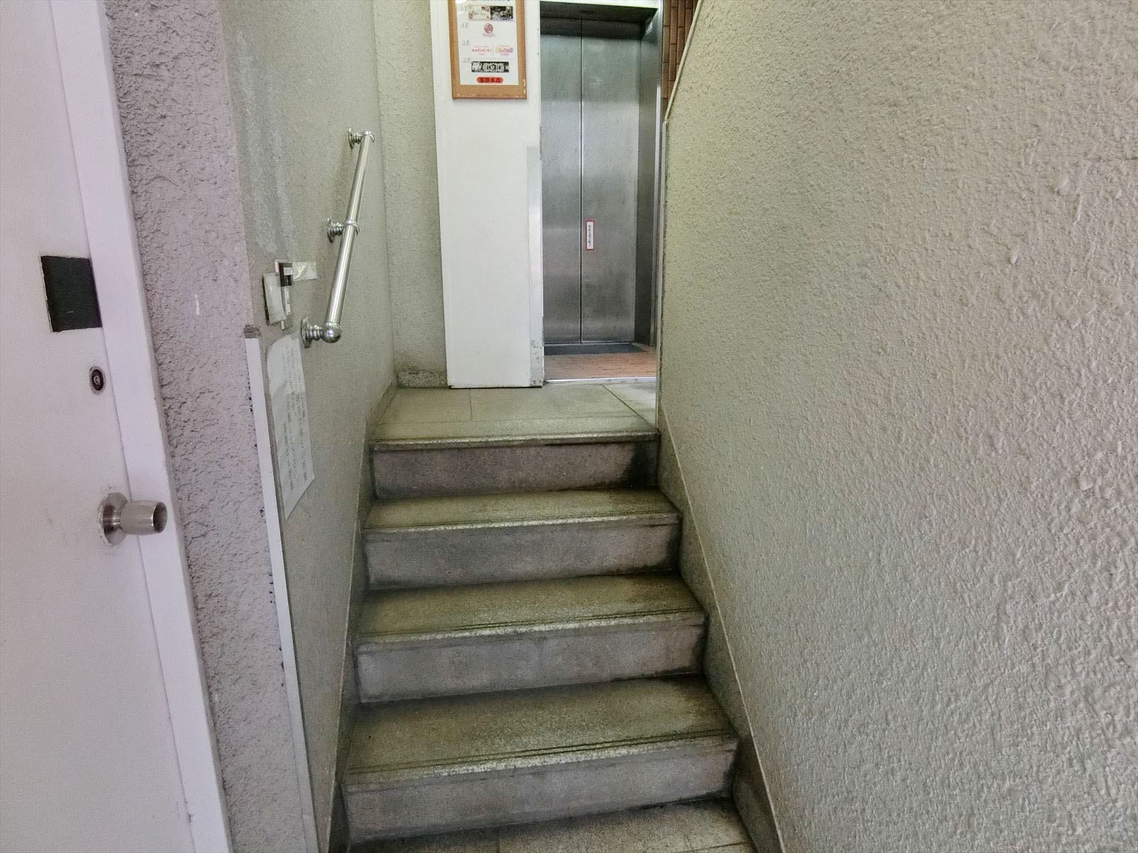 エレベーター前の階段
