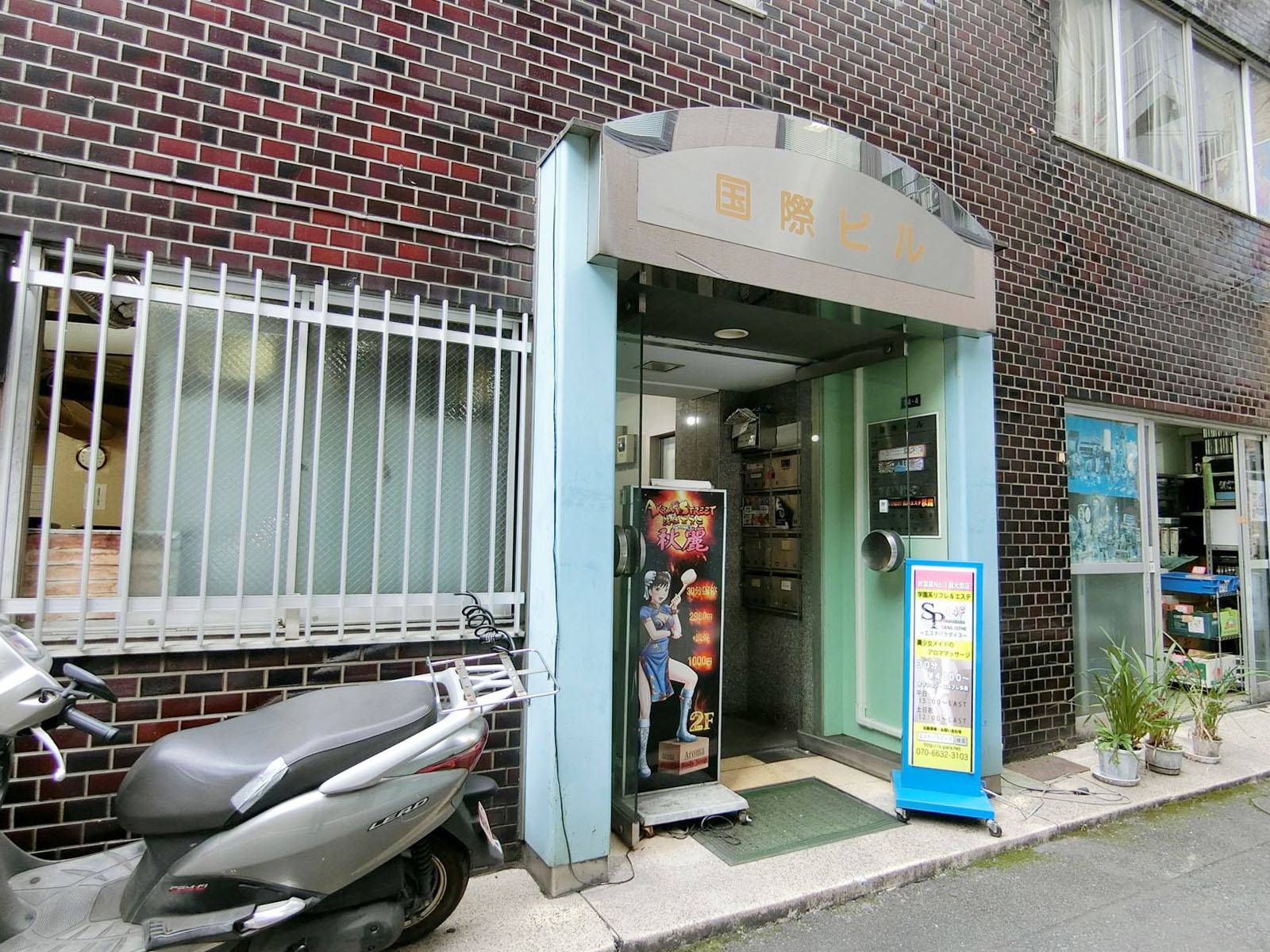 オフィスビル出入口