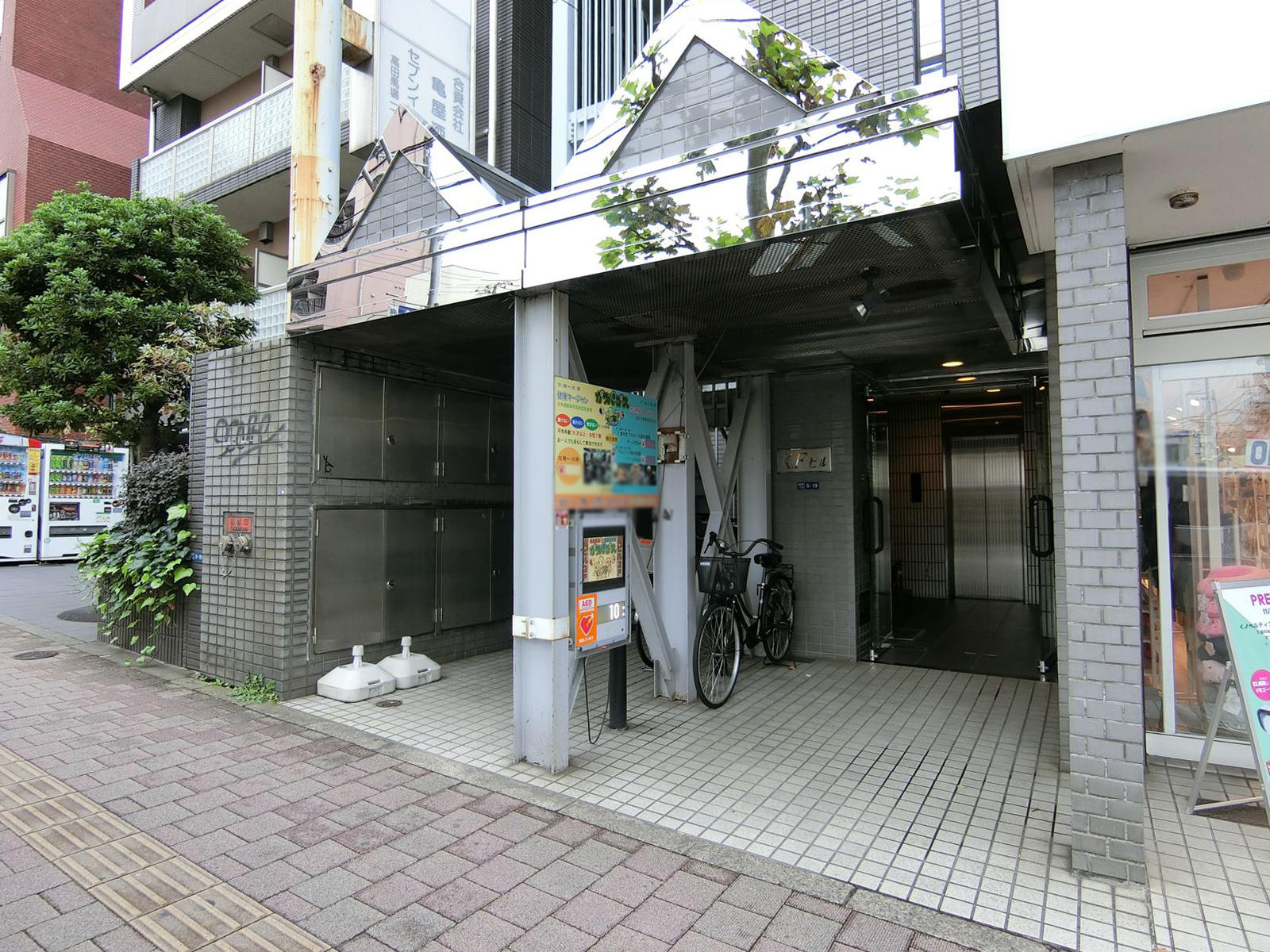 オフィスビル出入口