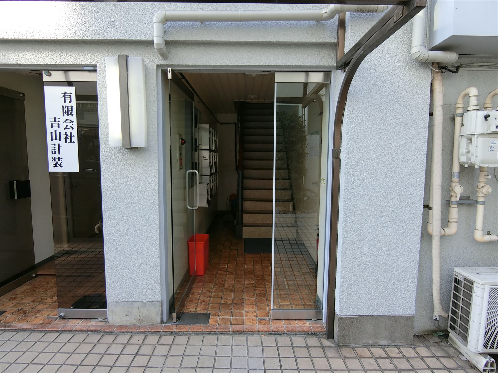 オフィスビル出入り口