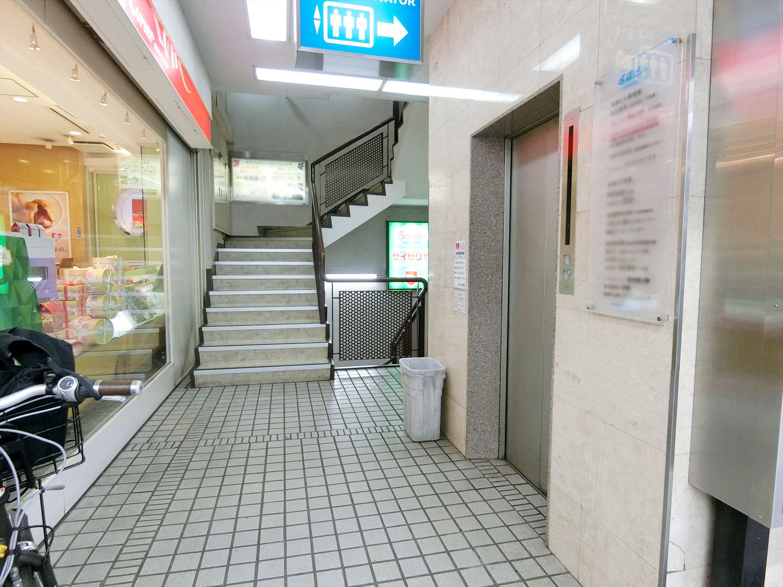 オフィスビル出入口
