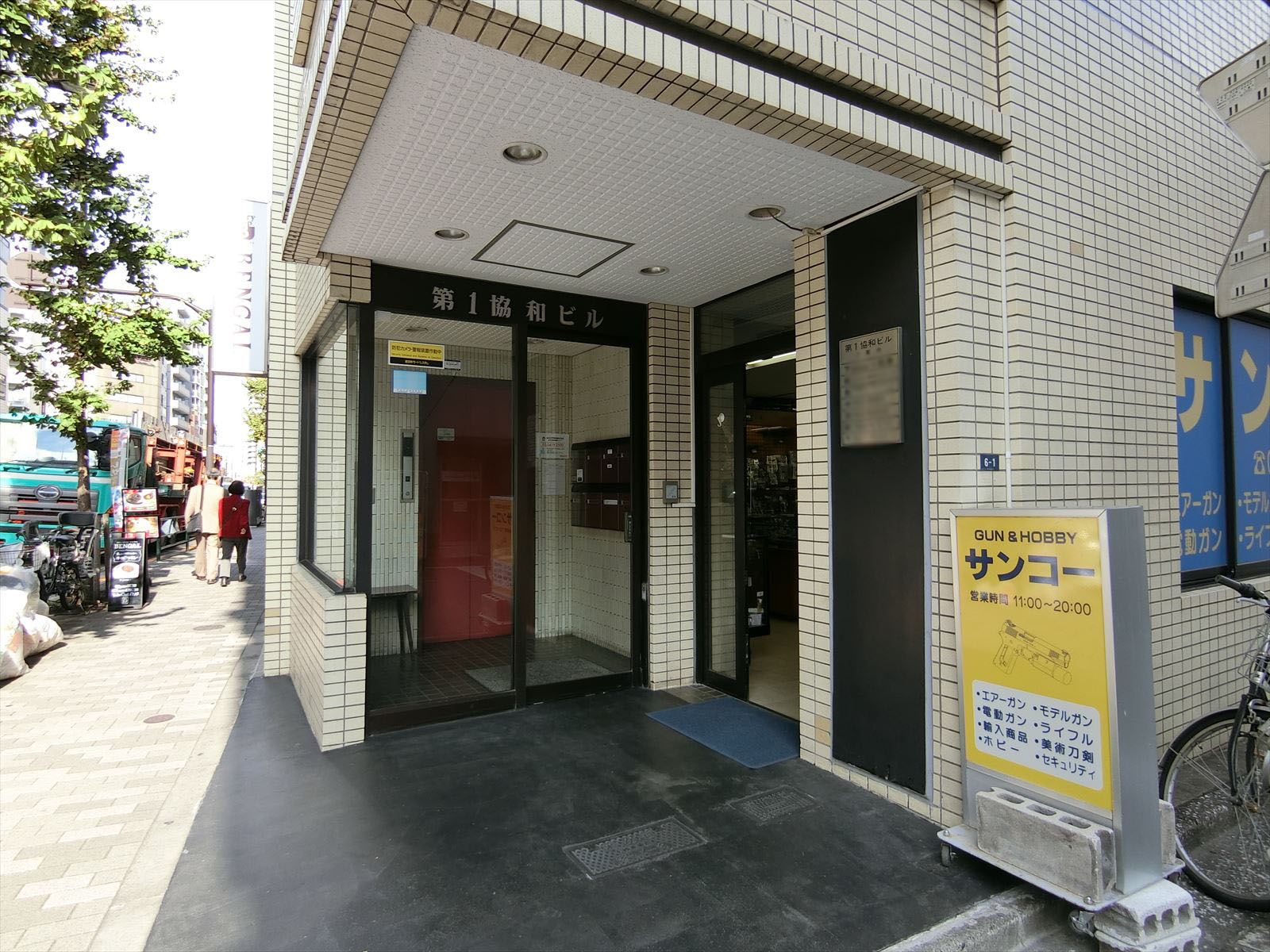 オフィスビル出入口