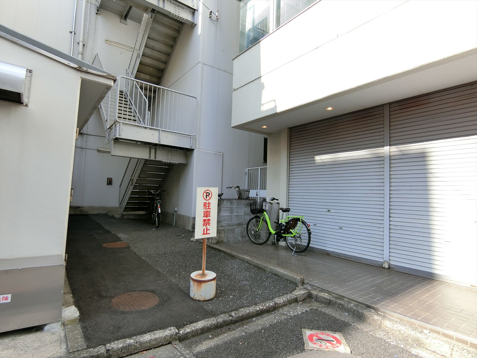 裏手の階段