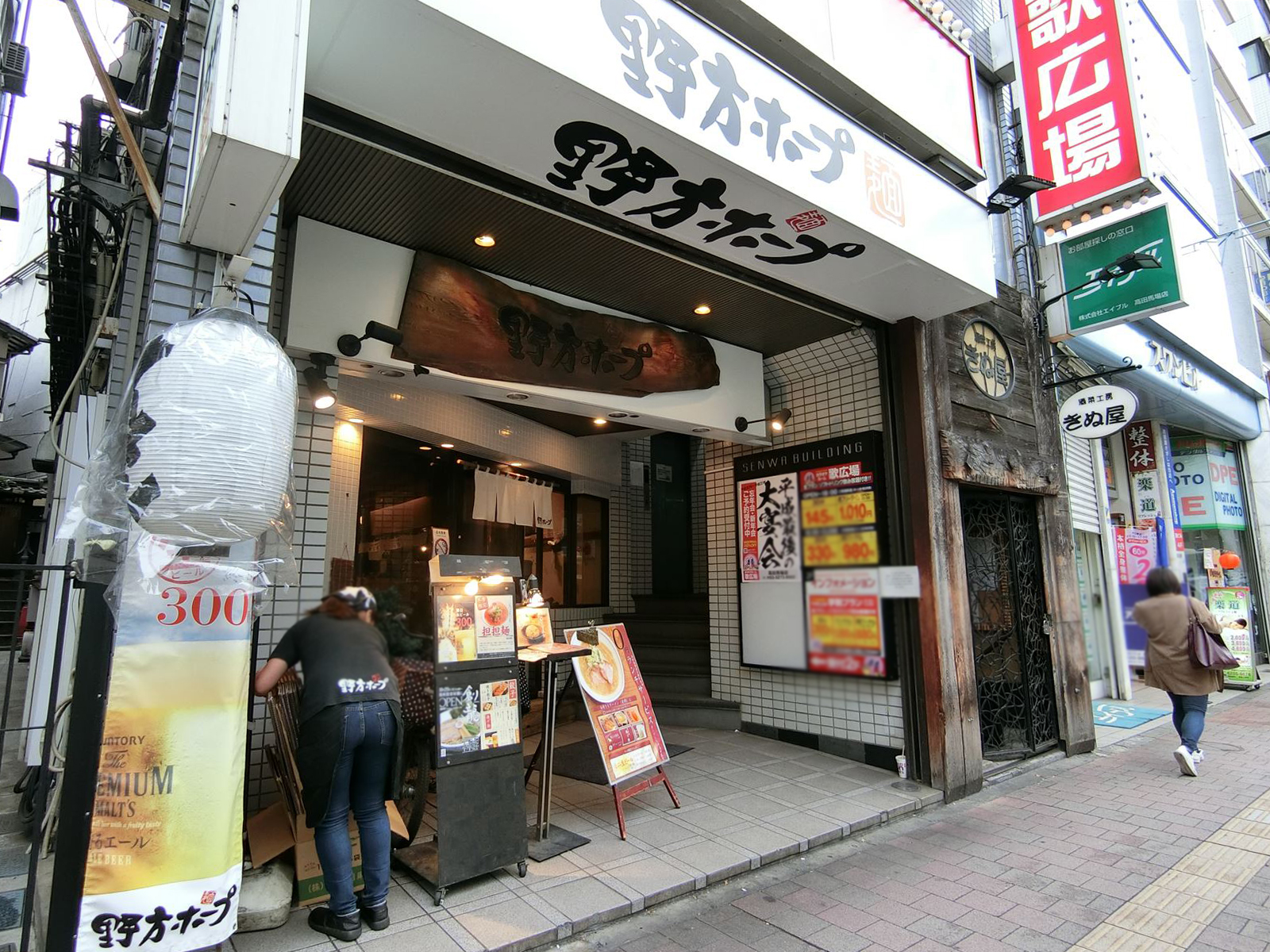 オフィスビル出入り口